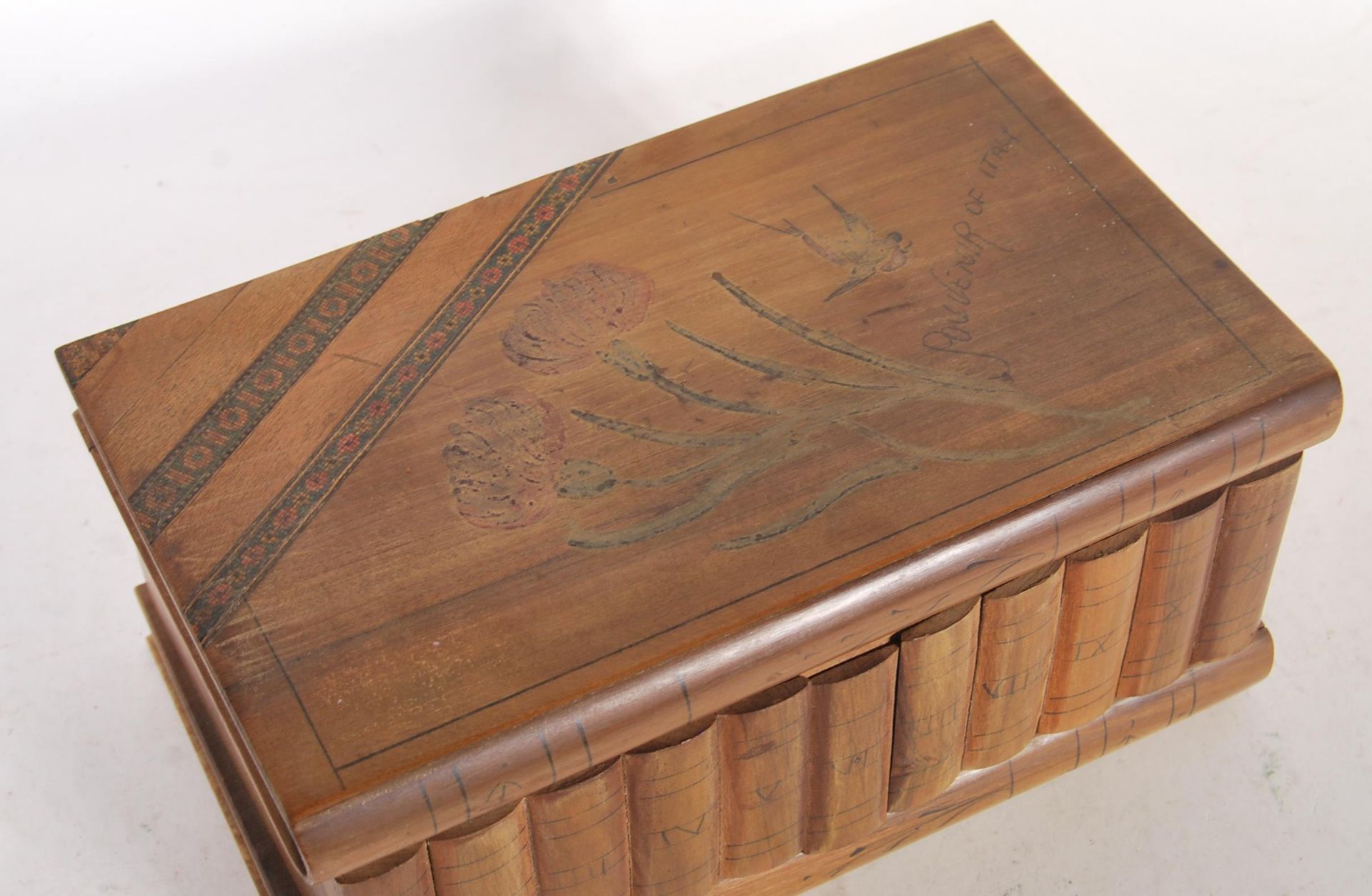 A vintage 20th Century Italian Sorrento ware puzzle box in the form of a stack of books, having - Bild 2 aus 5