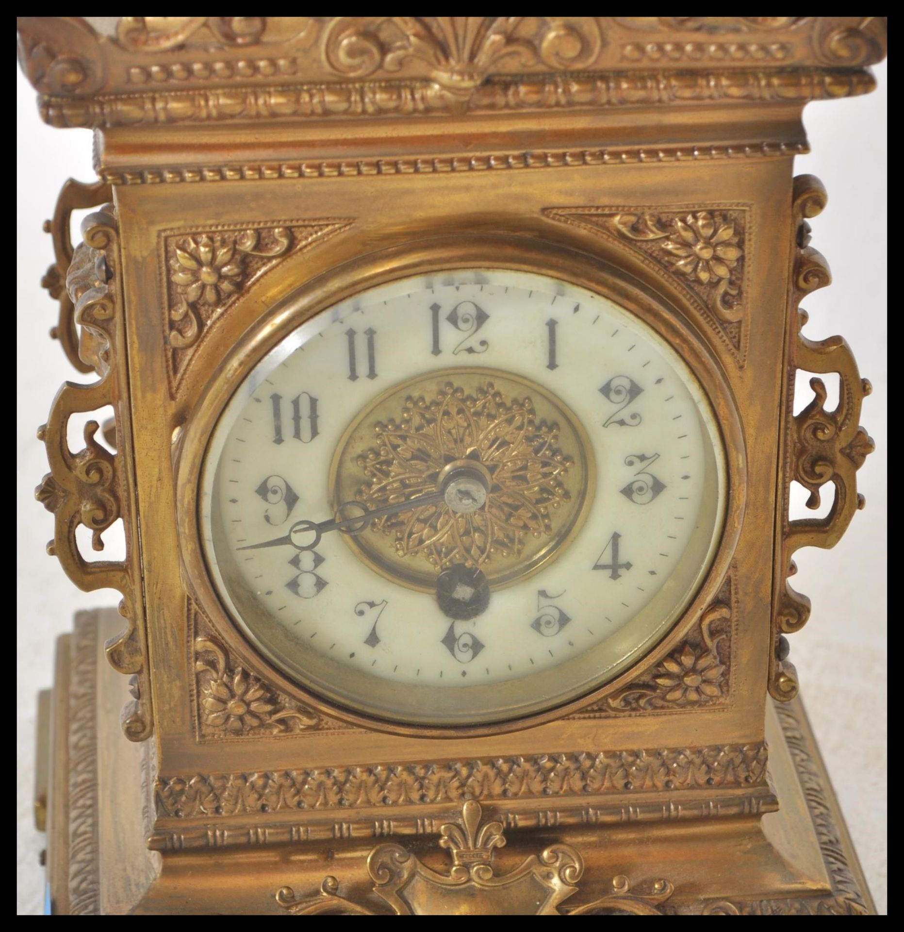 A 19th Century Victorian gilt brass mantel clock raised on a bracket base with armorial decoration - Bild 3 aus 6