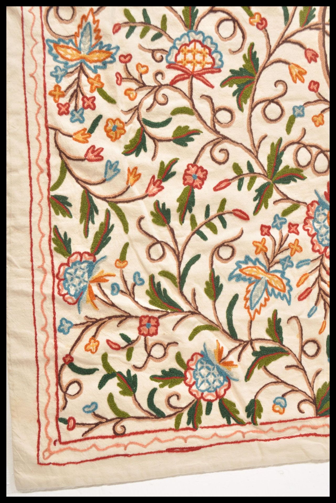 A 20th Century embroidered crewel work throw blanket on a woven white fabric ground with embroidered - Bild 3 aus 4
