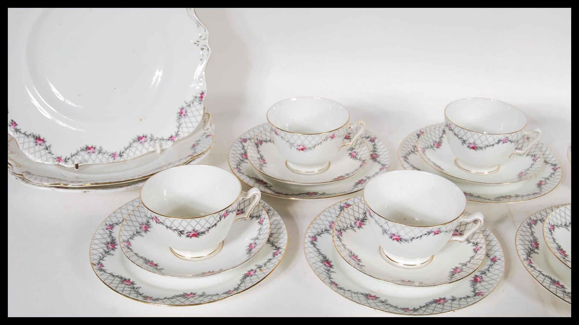 A 20th Century Paragon fine English bone china tea service in the Rose Garden pattern consisting - Bild 3 aus 5