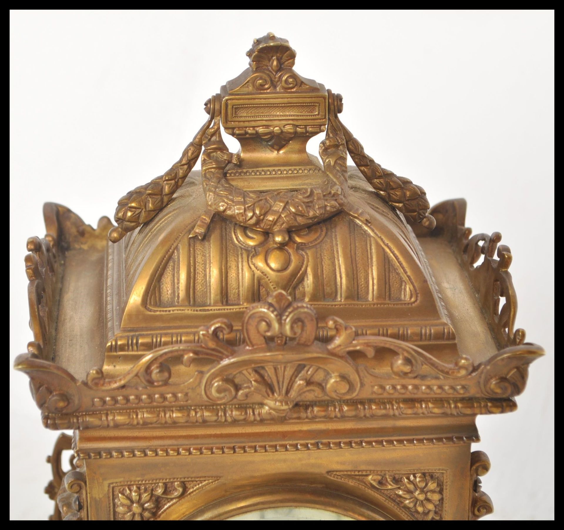 A 19th Century Victorian gilt brass mantel clock raised on a bracket base with armorial decoration - Bild 4 aus 6