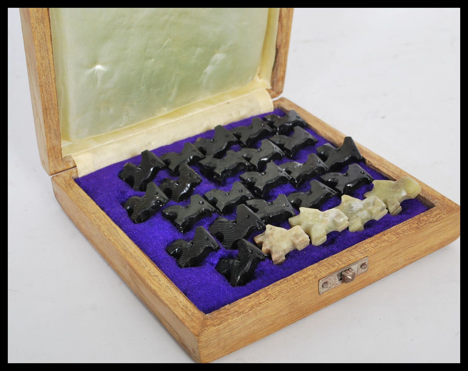 A vintage game of Bagh Chal or Tigers and Goats game complete in fitted box with stone inlay grid - Bild 5 aus 6