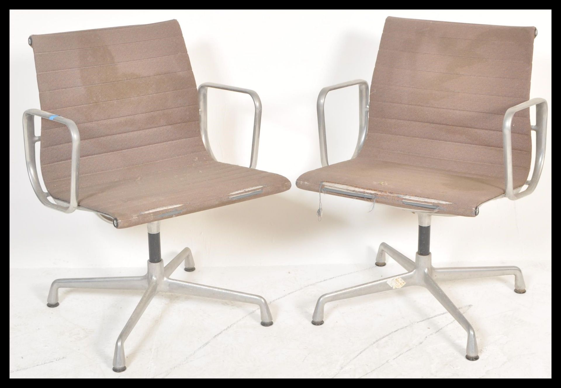 Charles & Ray Eames - Vitra - EA 107 - Aluminium Group - A pair of retro vintage swivel desk / - Bild 2 aus 5