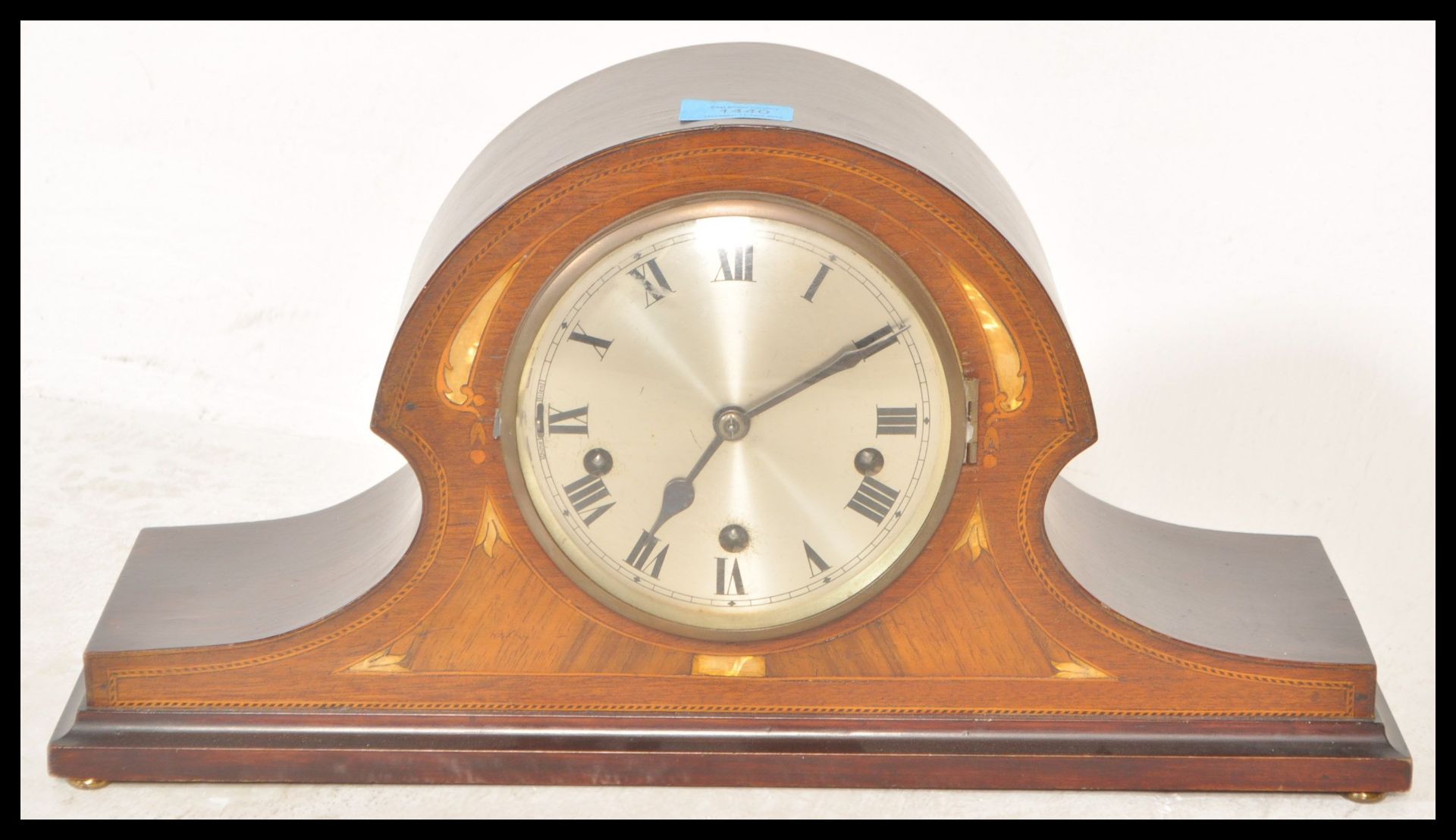 An early 20th Century Napoleon's hat / dome top mahogany mantel clock having box wood inlaid - Bild 2 aus 4