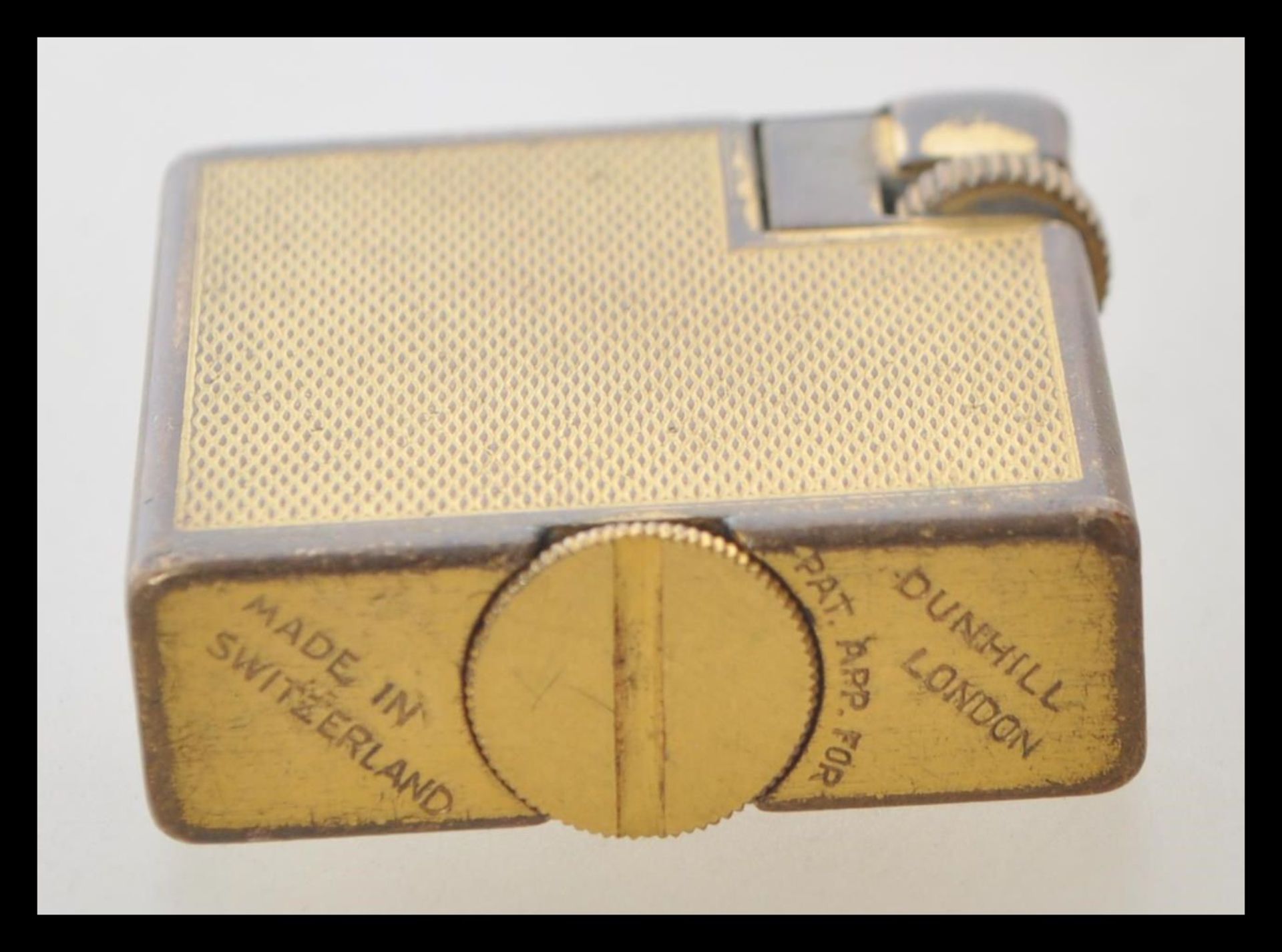 A vintage 20th Century smoking interest Dunhill Monaco cigarette lighter having a gold tone finish - Bild 4 aus 4