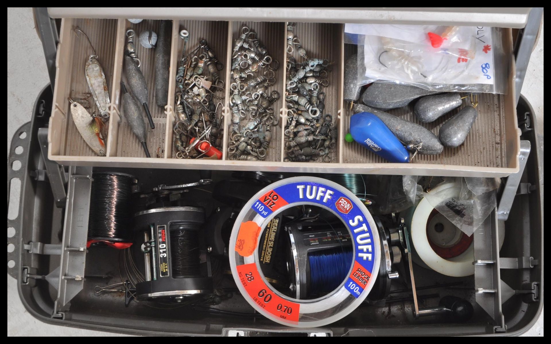 A good collection of fishing rods and tackle to include both fly rods and sea rods together with - Bild 7 aus 9