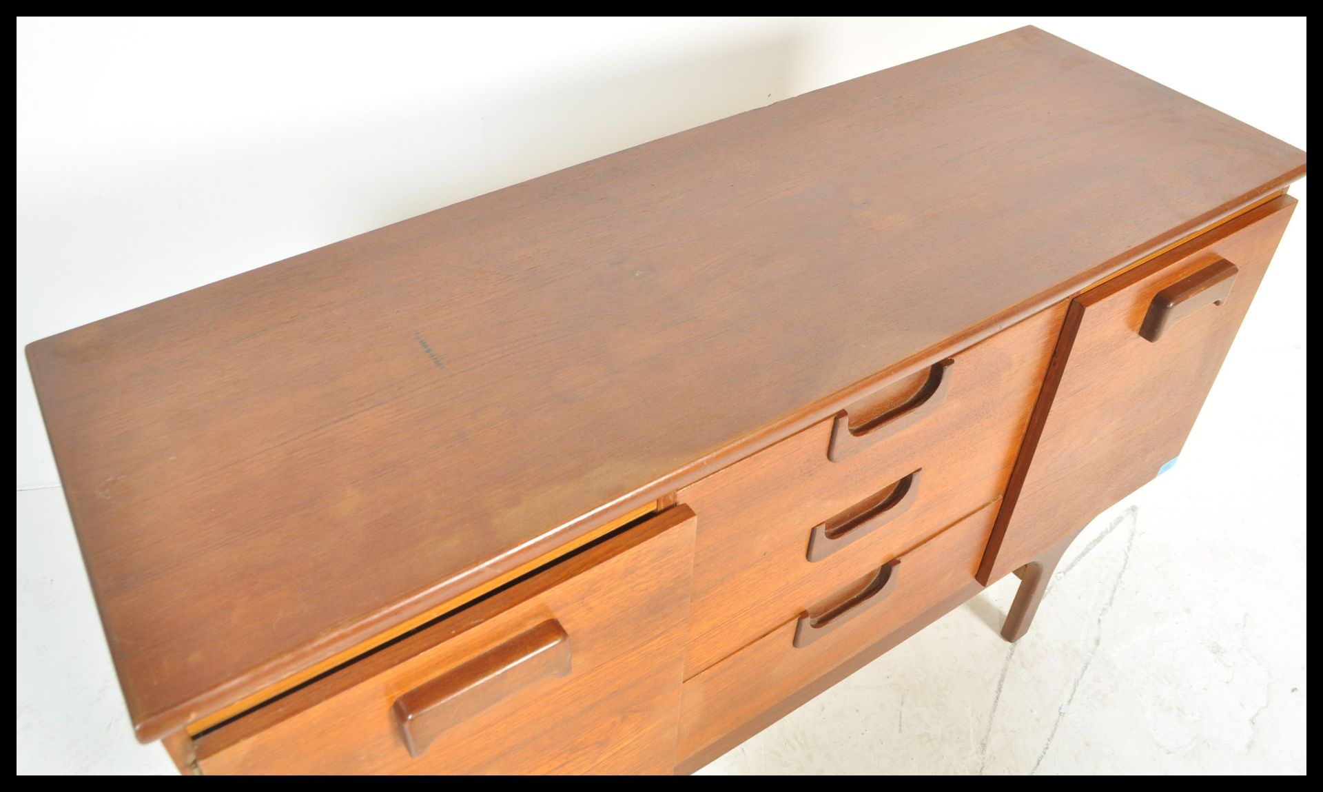 A vintage retro 20th Century teak wood sideboard of small proportions having central bank of three - Bild 3 aus 5