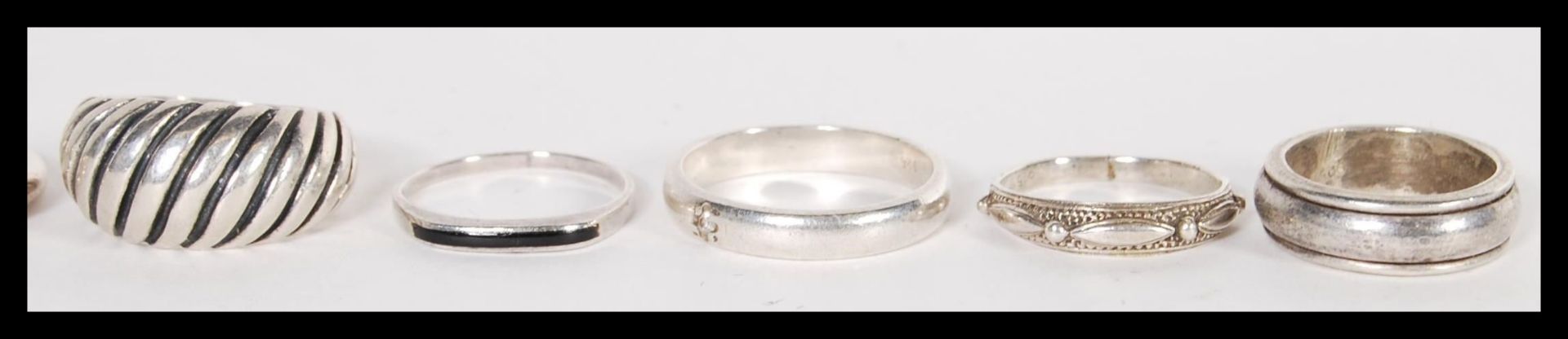 A group of 12 sterling silver band rings to include white stone set example, cross over ring, - Bild 4 aus 7