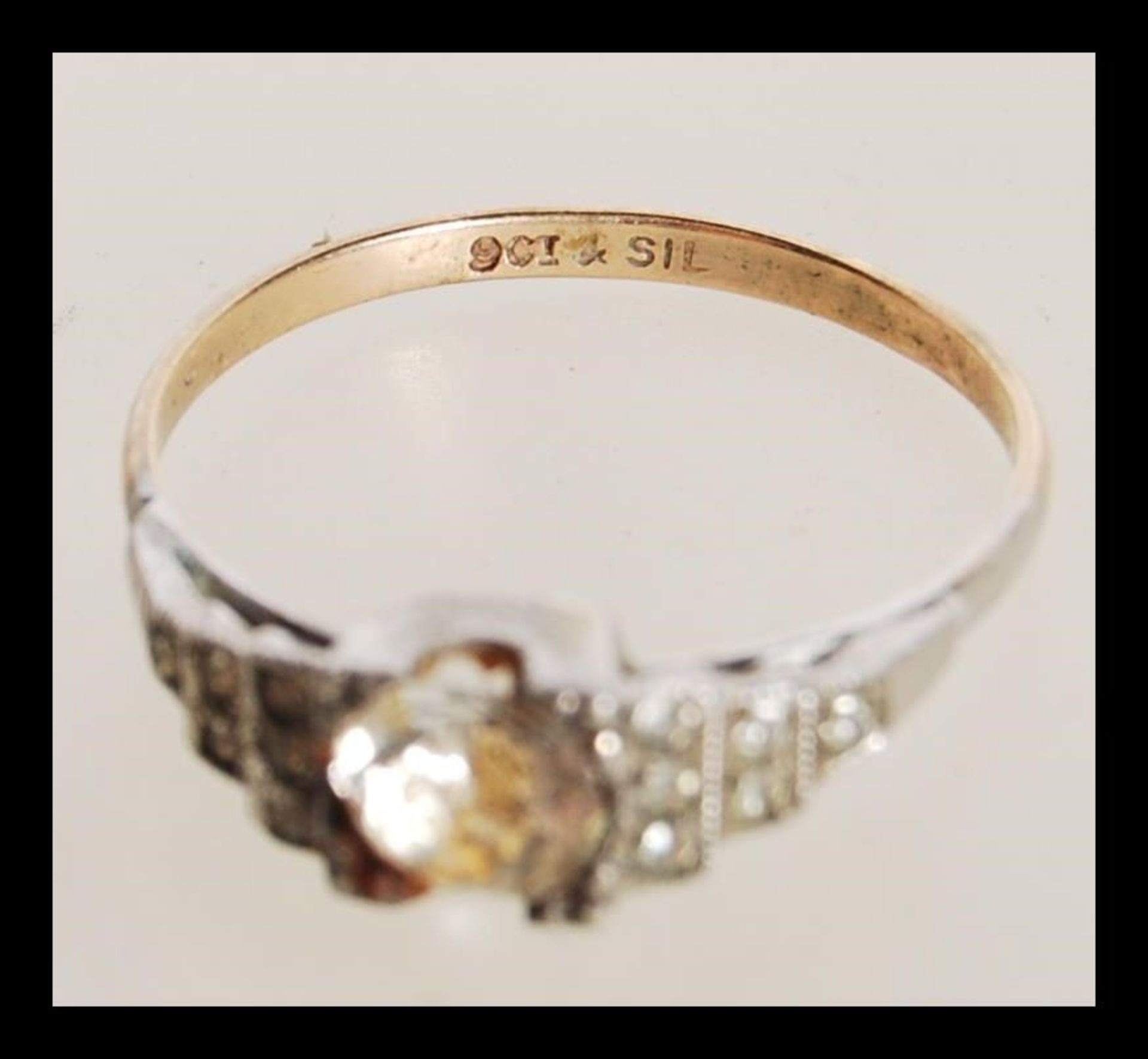 Two early 20th century Art Deco stamped 9ct gold and silver rings to include a gold ring set with - Bild 5 aus 5
