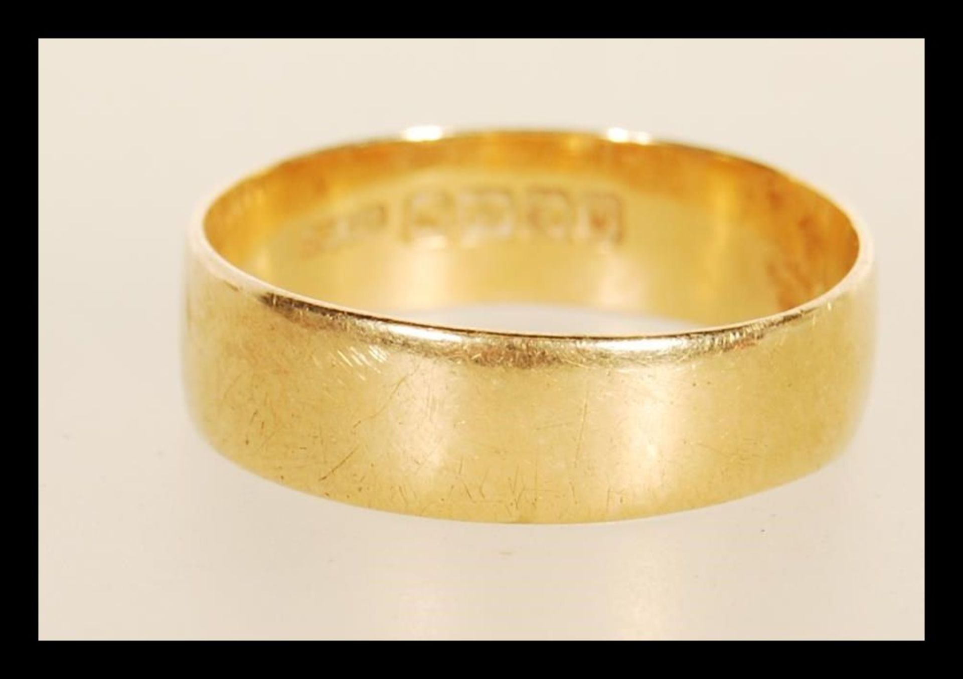 A hallmarked 18ct gold wedding band ring. Hallmarked Birmingham 1921. Weight 4.8g. Size V.