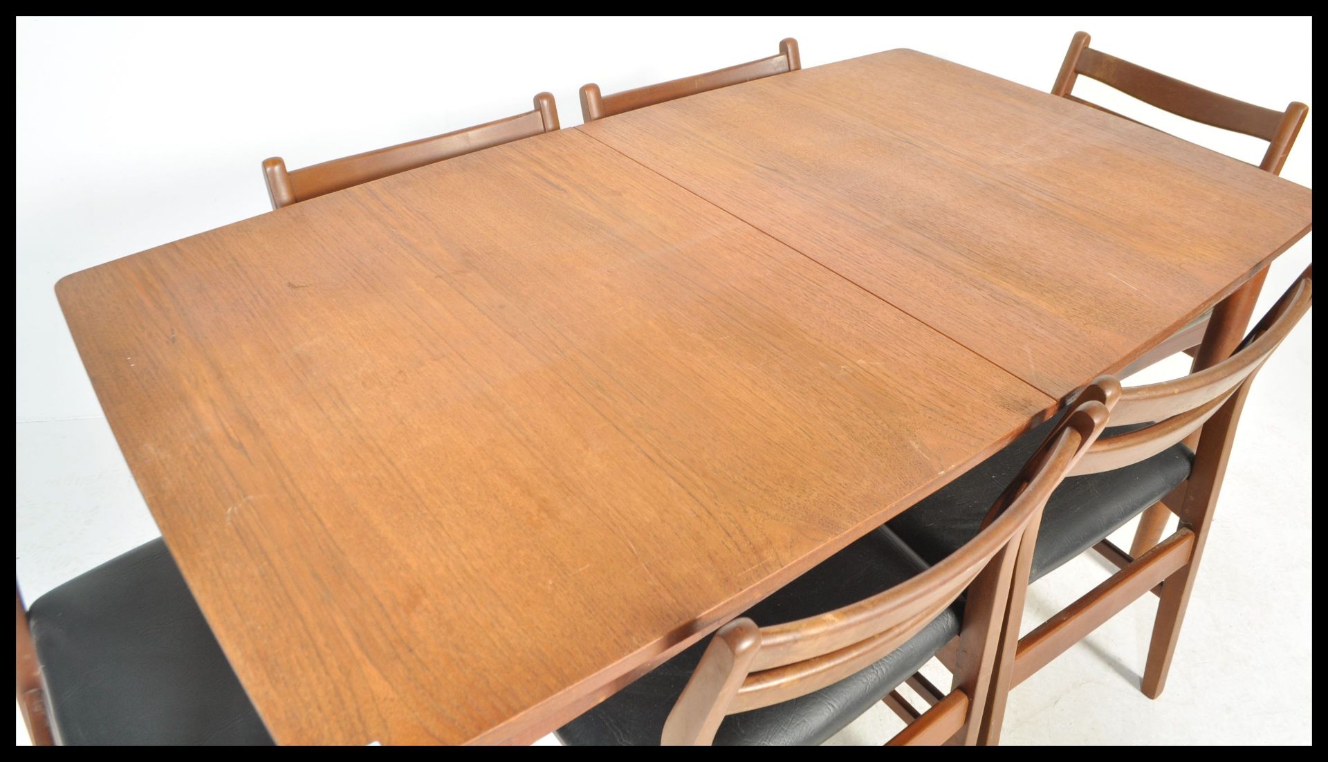 A vintage retro 20th Century teak Danish influence dining table suite with a set of six vintage teak - Bild 3 aus 5