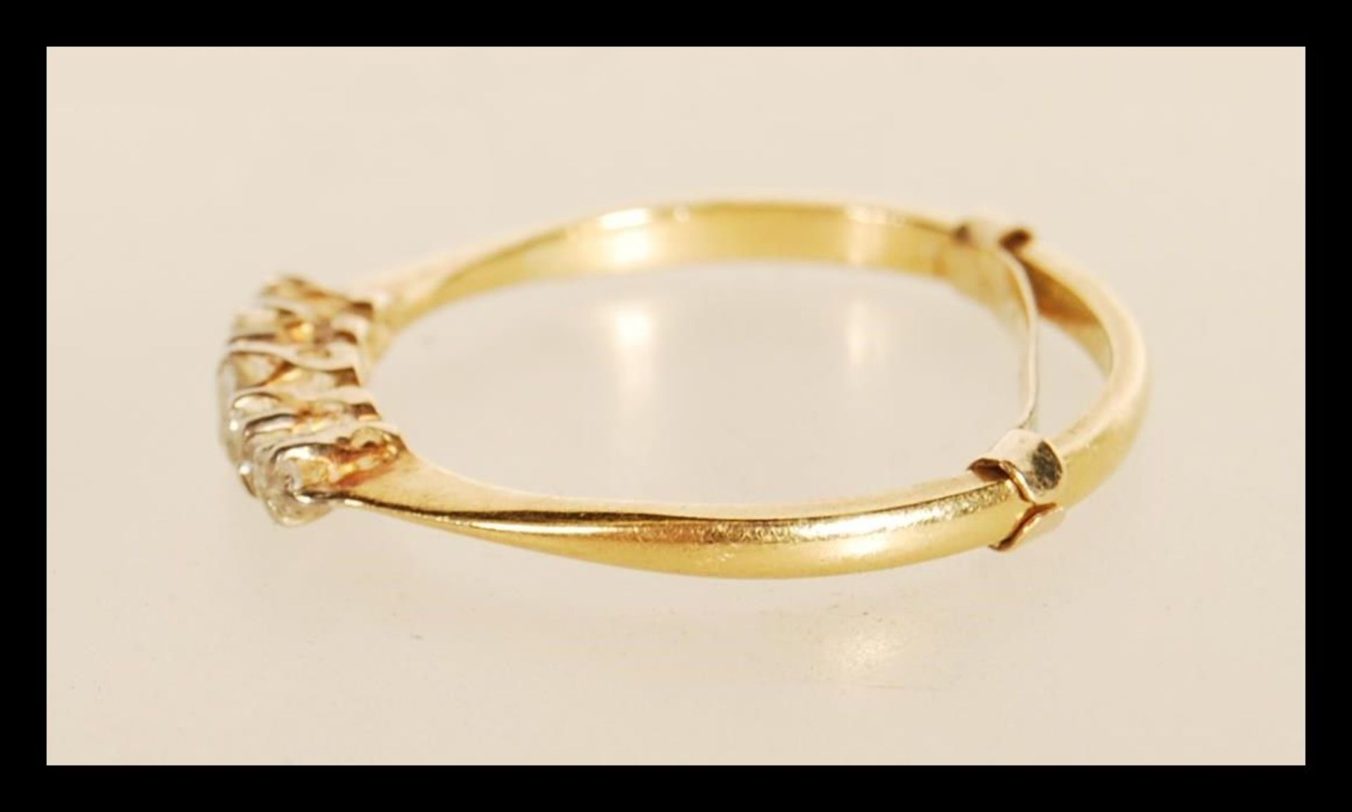 A stamped 18ct gold ring prong set with five diamonds, with a stamped 9ct size adjuster. Weight 2. - Bild 2 aus 3