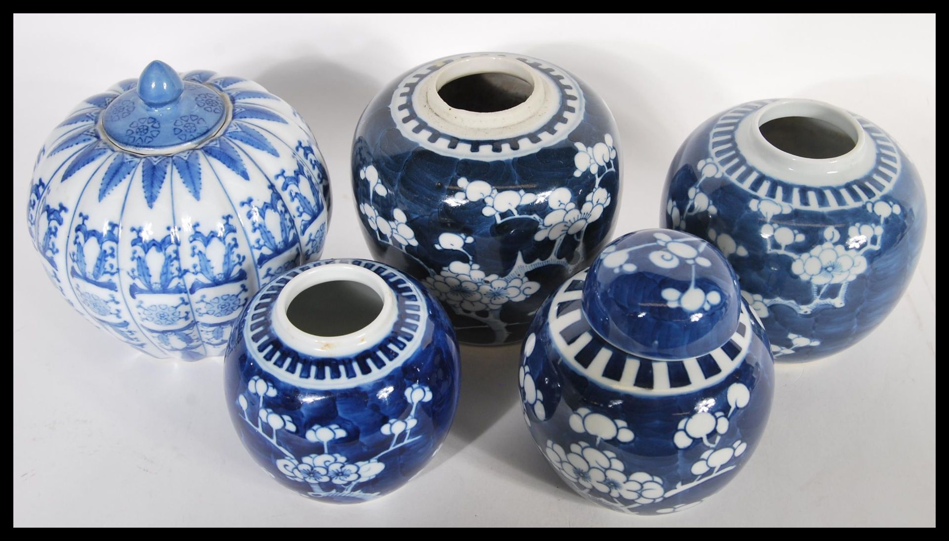 A selection of graduating 20th Century Chinese ginger jars, having hand painted cherry blossoms on a - Bild 4 aus 5