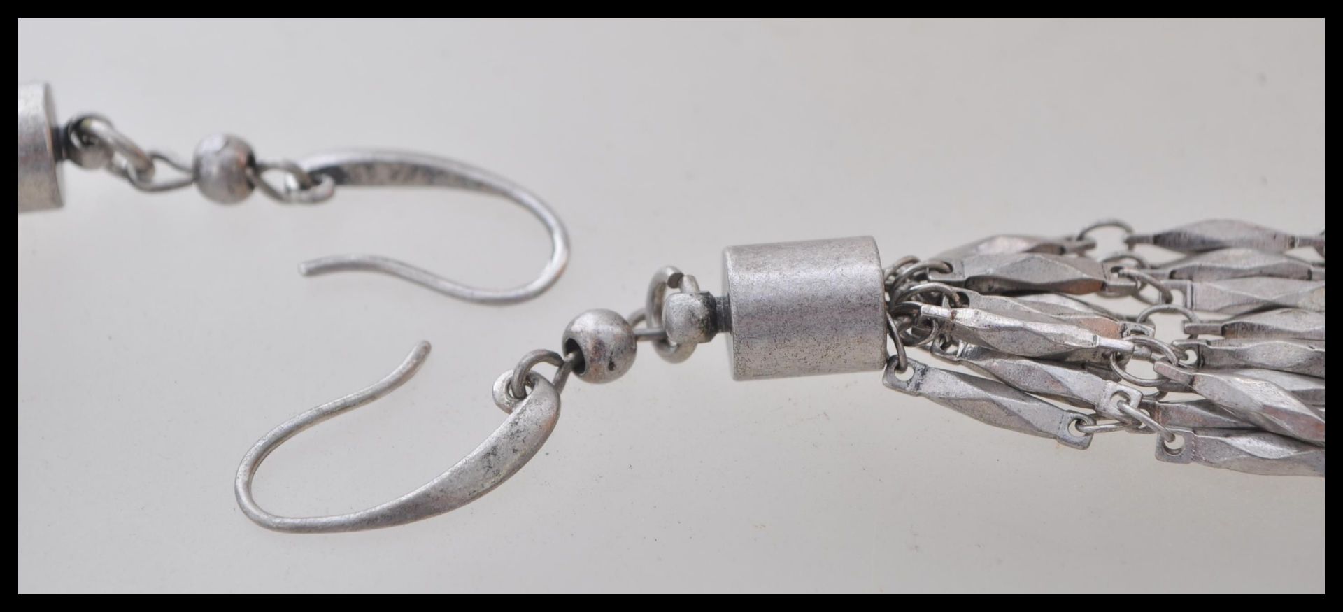 A pair of silver drop earrings having faceted link chain drops. Weight 17.9g. Measures approx 9cm. - Bild 2 aus 2