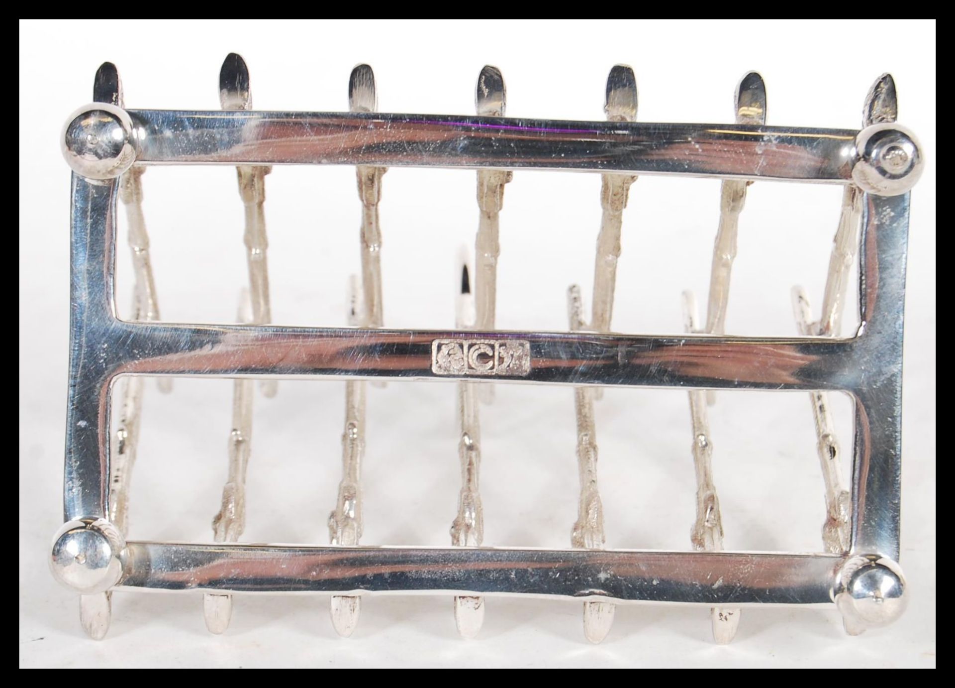 A silver plated toast rack of hunting interest with the rack being in the form of crossed rifles. - Bild 4 aus 4