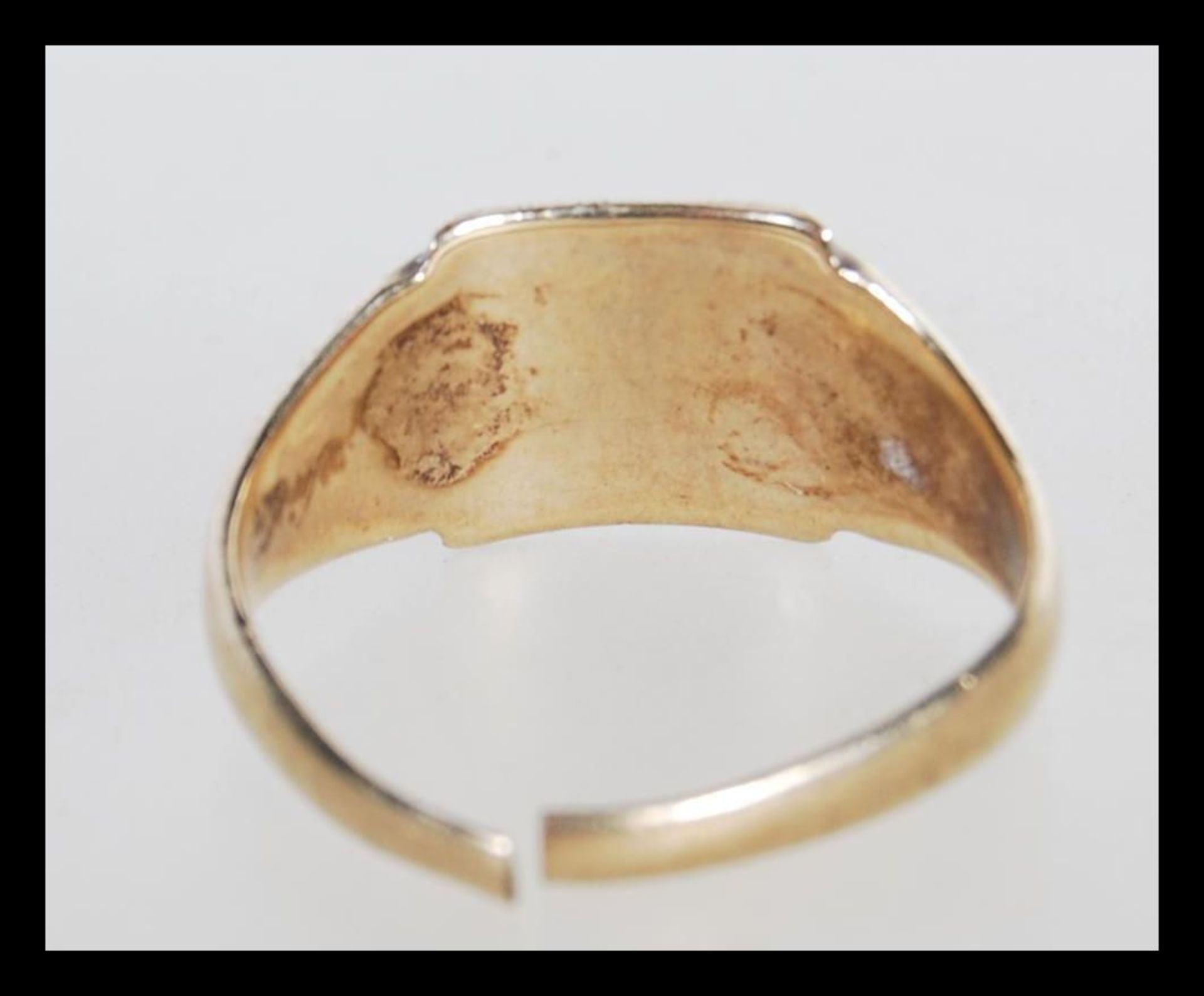 A hallmarked 9ct gold signet ring having a square cartouche panel with engraved initials. Hallmarked - Bild 3 aus 4