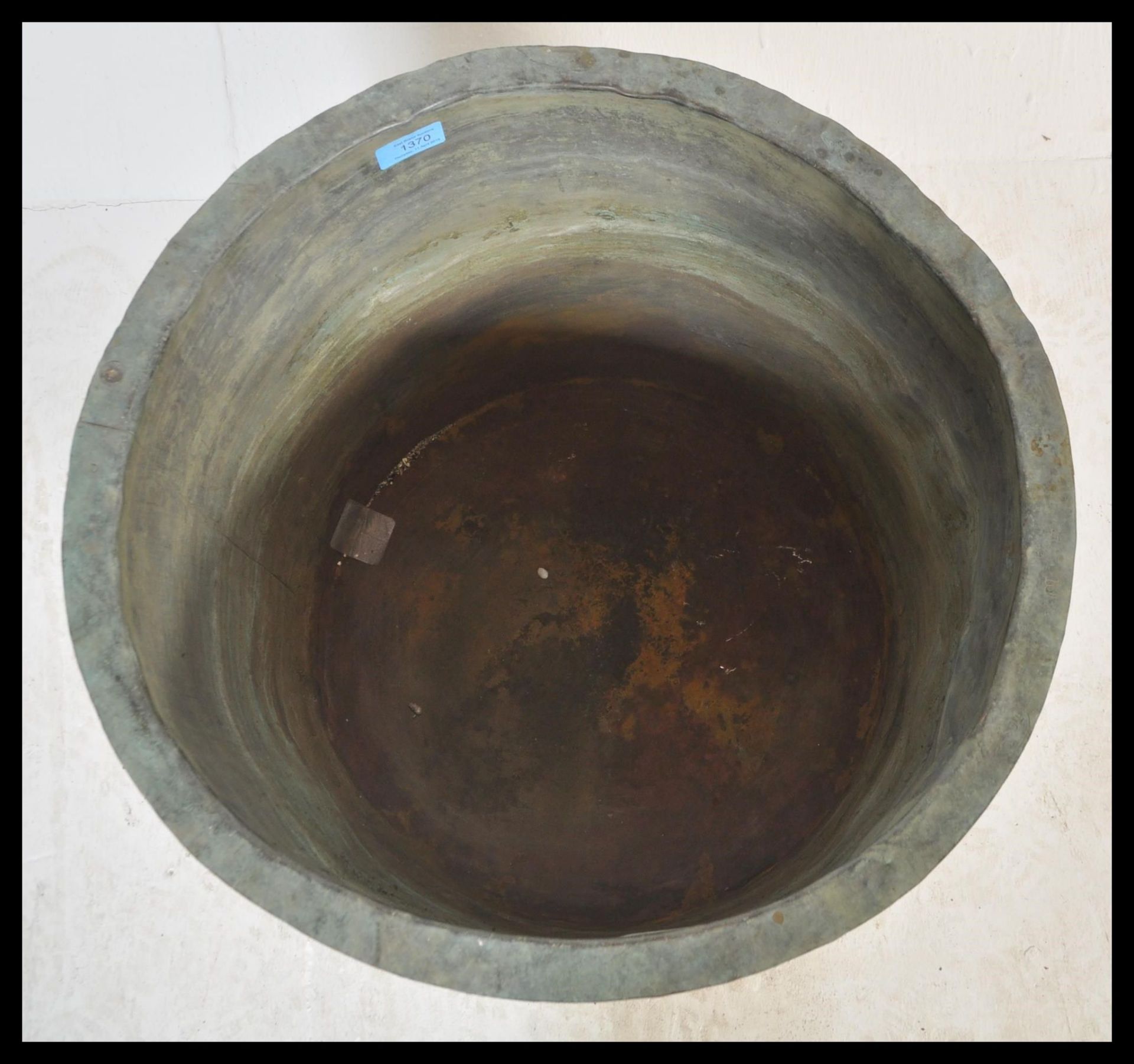 A 19th large copper coal bin / copper / planter of typical form having riveted sides and shaped - Bild 4 aus 4