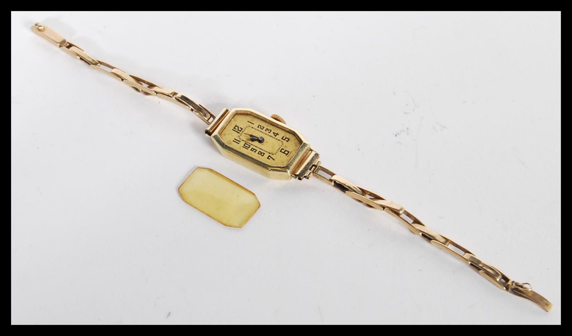 A stamped 9ct gold early 20th Century Art Deco cocktail watch having a rectangular face with a - Bild 4 aus 5