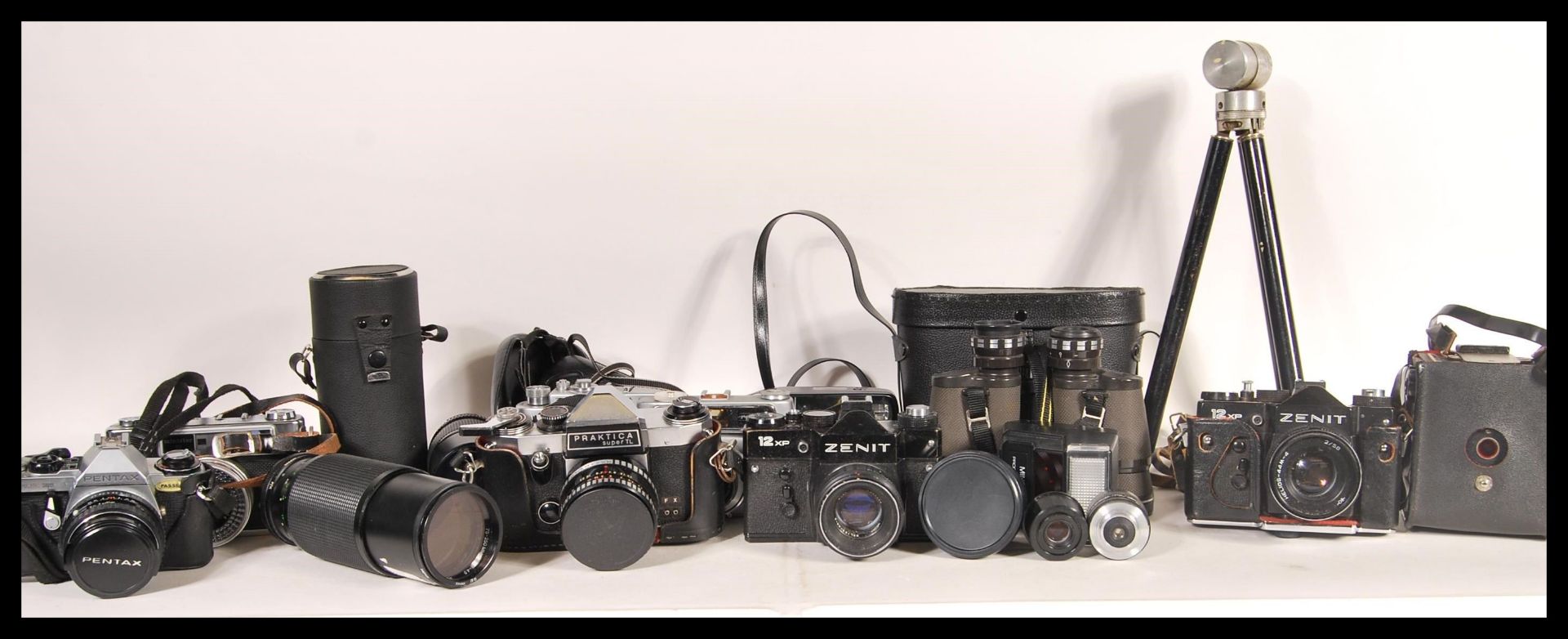 A collection of vintage film cameras and equipment to include a Zorki - 4, minister III, Canon - Bild 2 aus 20