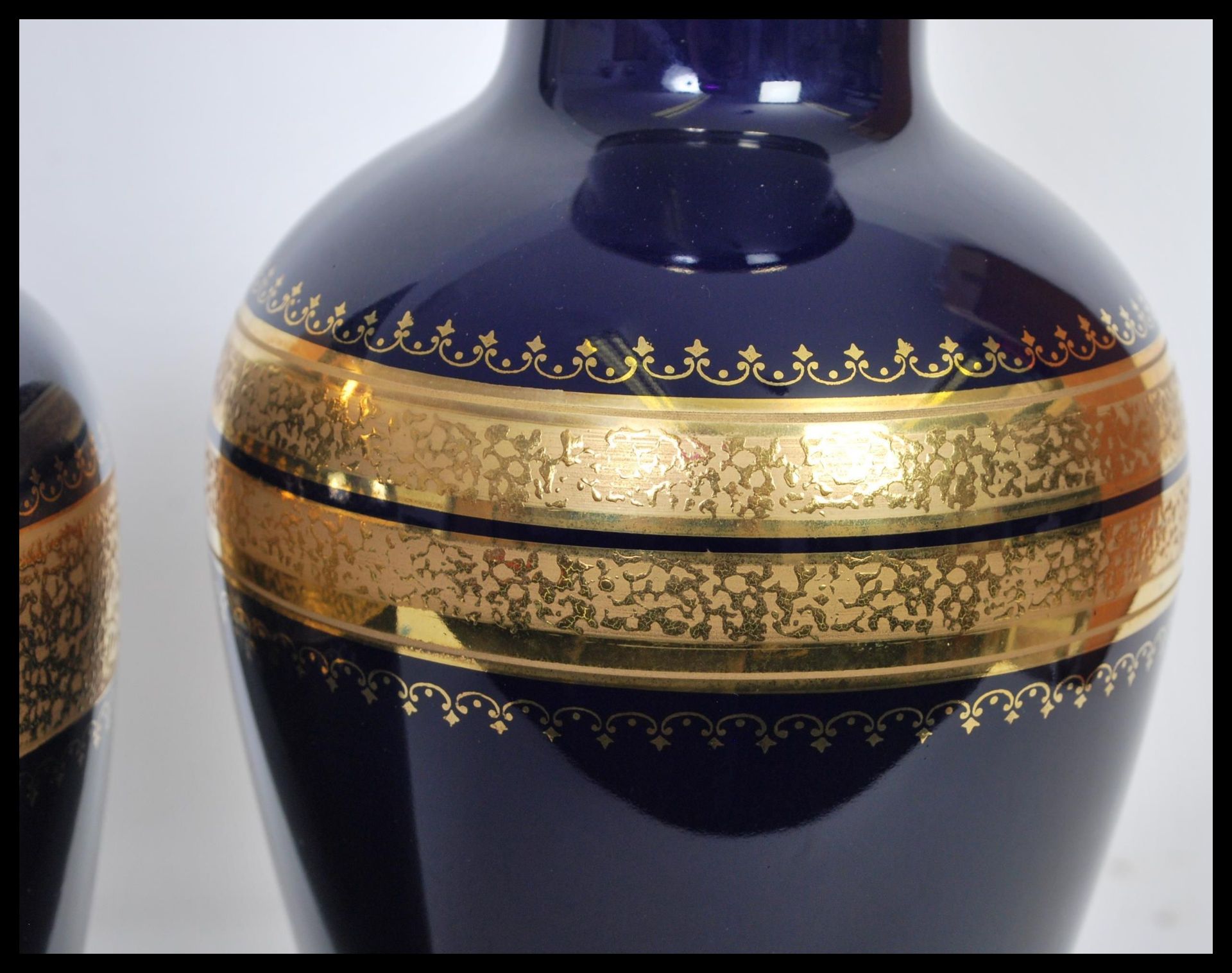A 20th Century hand painted vase and matching lidded urn by the Royal Porzellan Bavaria KPM - Bild 4 aus 6