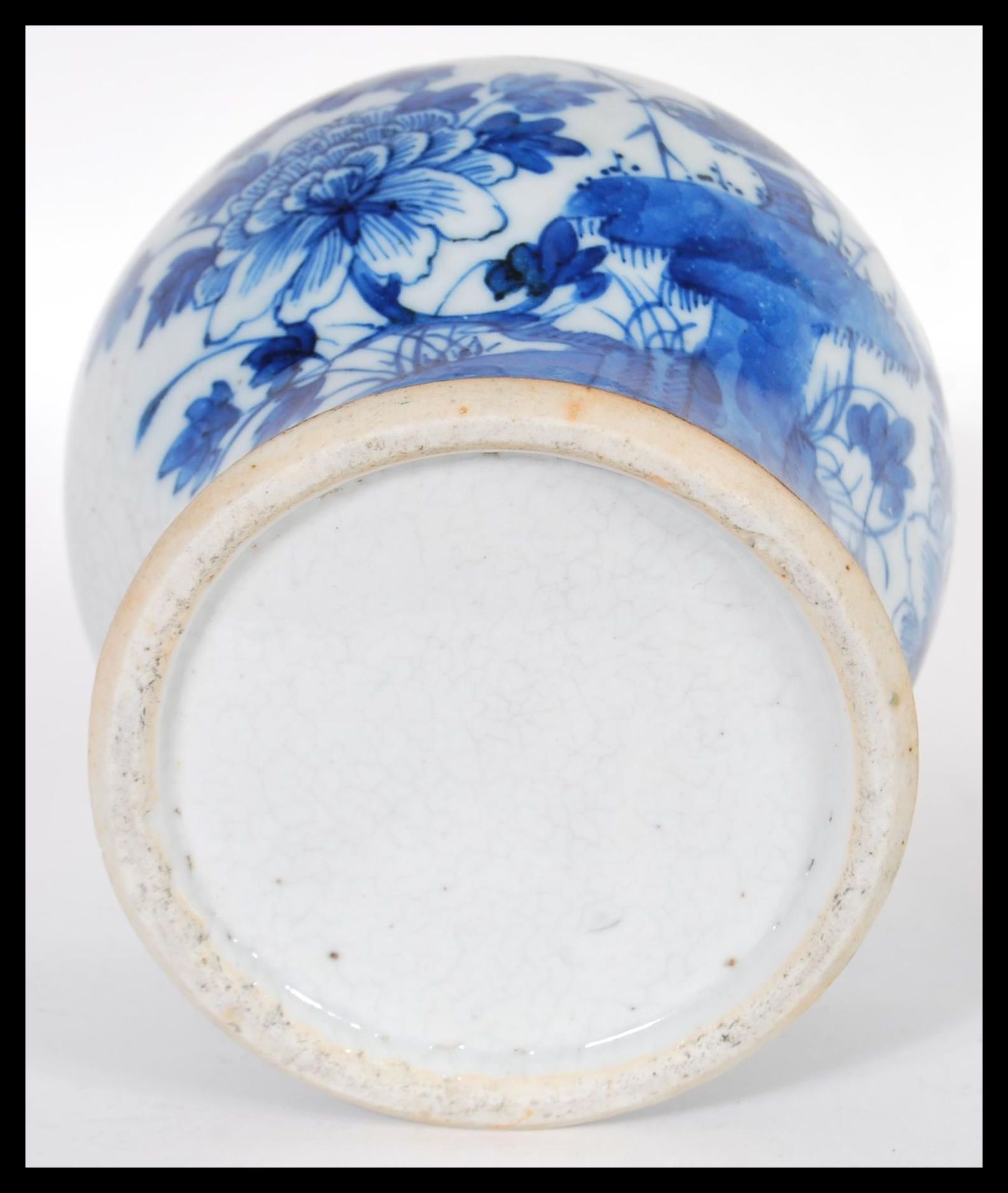 A 19th Century Chinese lidded jar or vase and cover having a crackle glaze ground with blue hand - Bild 6 aus 6