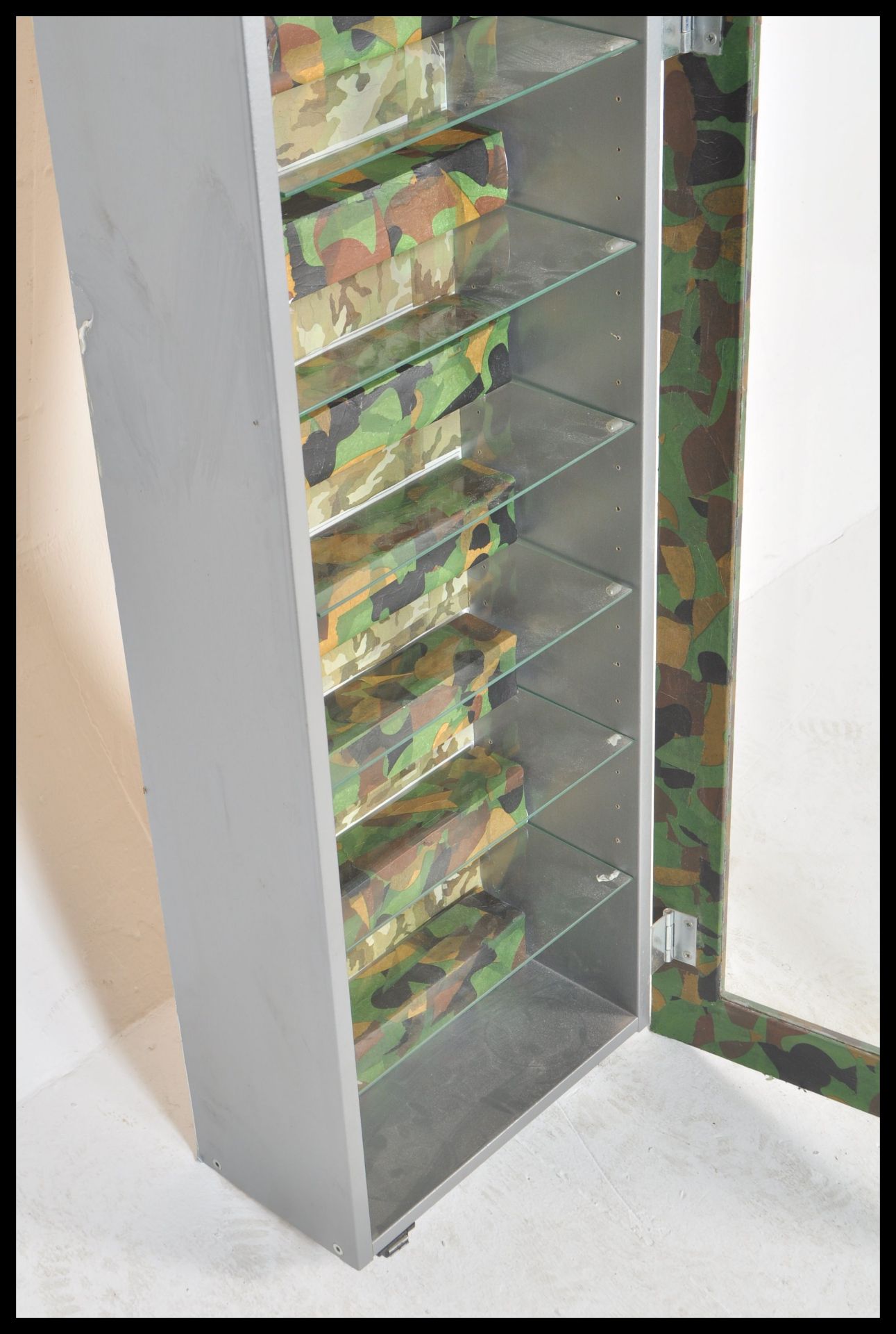 A shop display / toy collectors glass fronted display cabinet having 12 glass shelves within and - Bild 5 aus 5