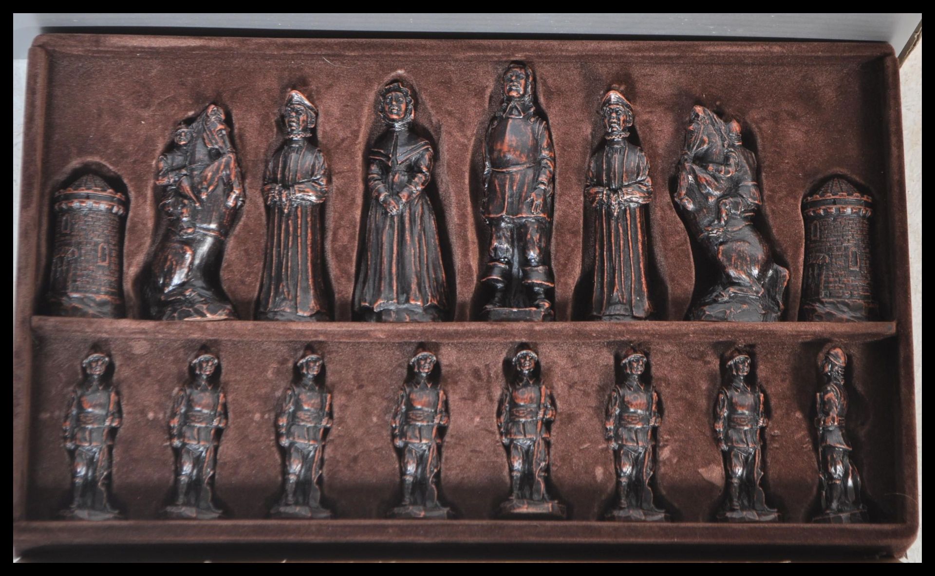 A vintage boxed SAC chess set having ebonised and faux ivory pieces in the medieval style. - Bild 2 aus 4