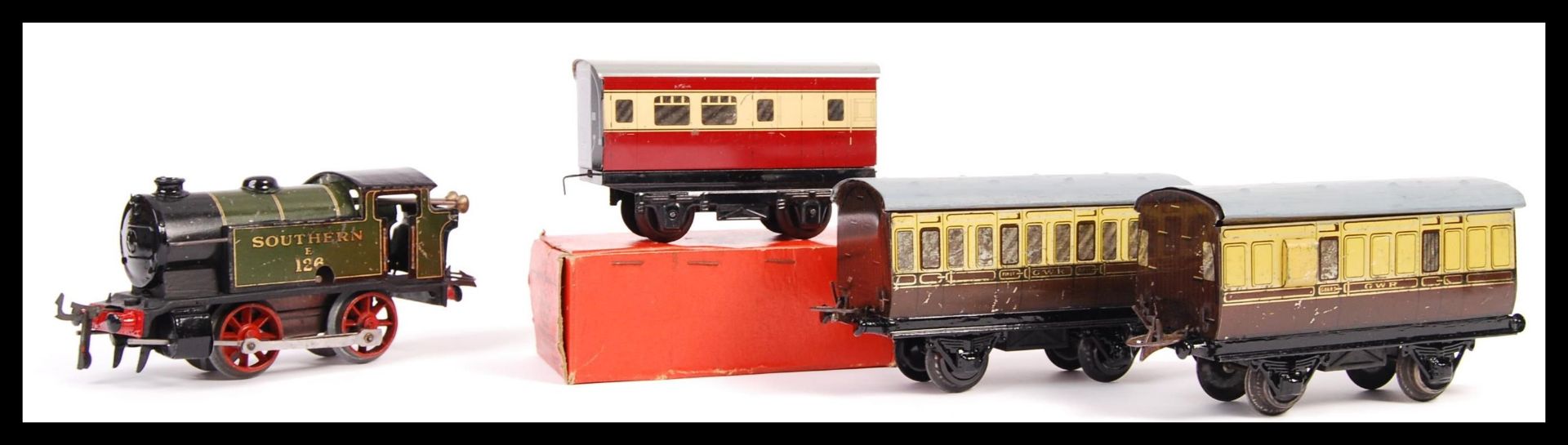 HORNBY SERIES 0 GAUGE MODEL RAILWAY LOCOMOTIVE AND COACHES