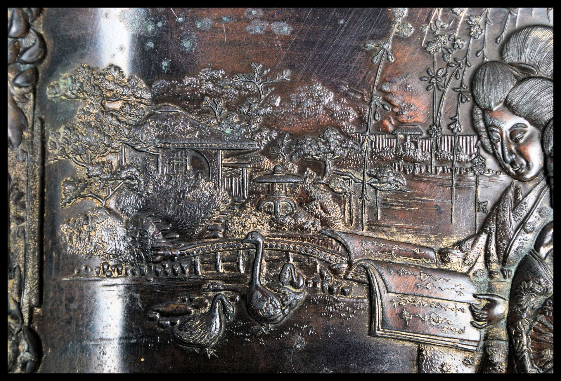 A Japanese bronzed tray, fret pierced border decorated with flowers having a central panel of - Bild 3 aus 4