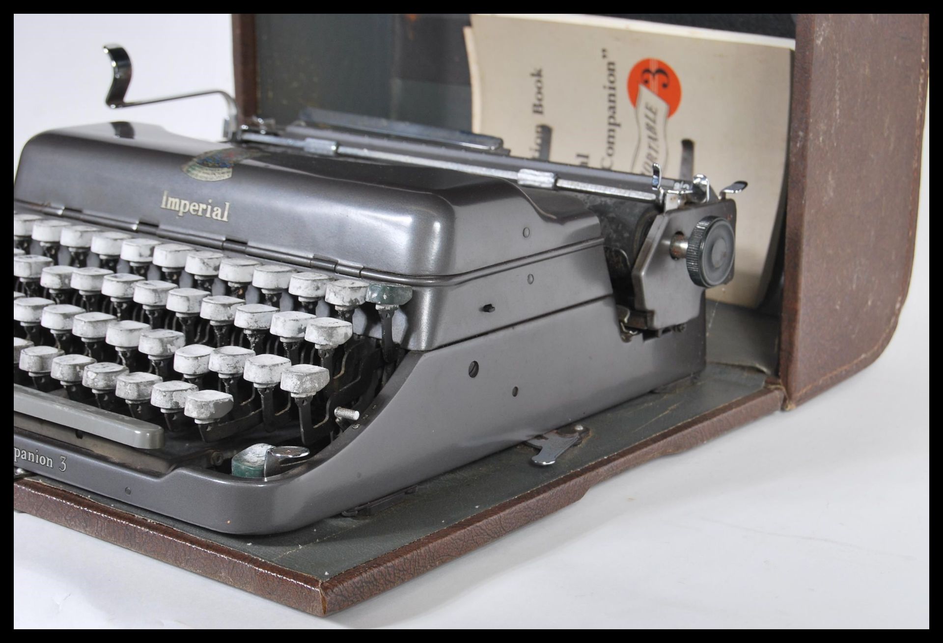 A vintage mid 20th Century Imperial portable typewriter complete in its original carry case. - Bild 5 aus 6