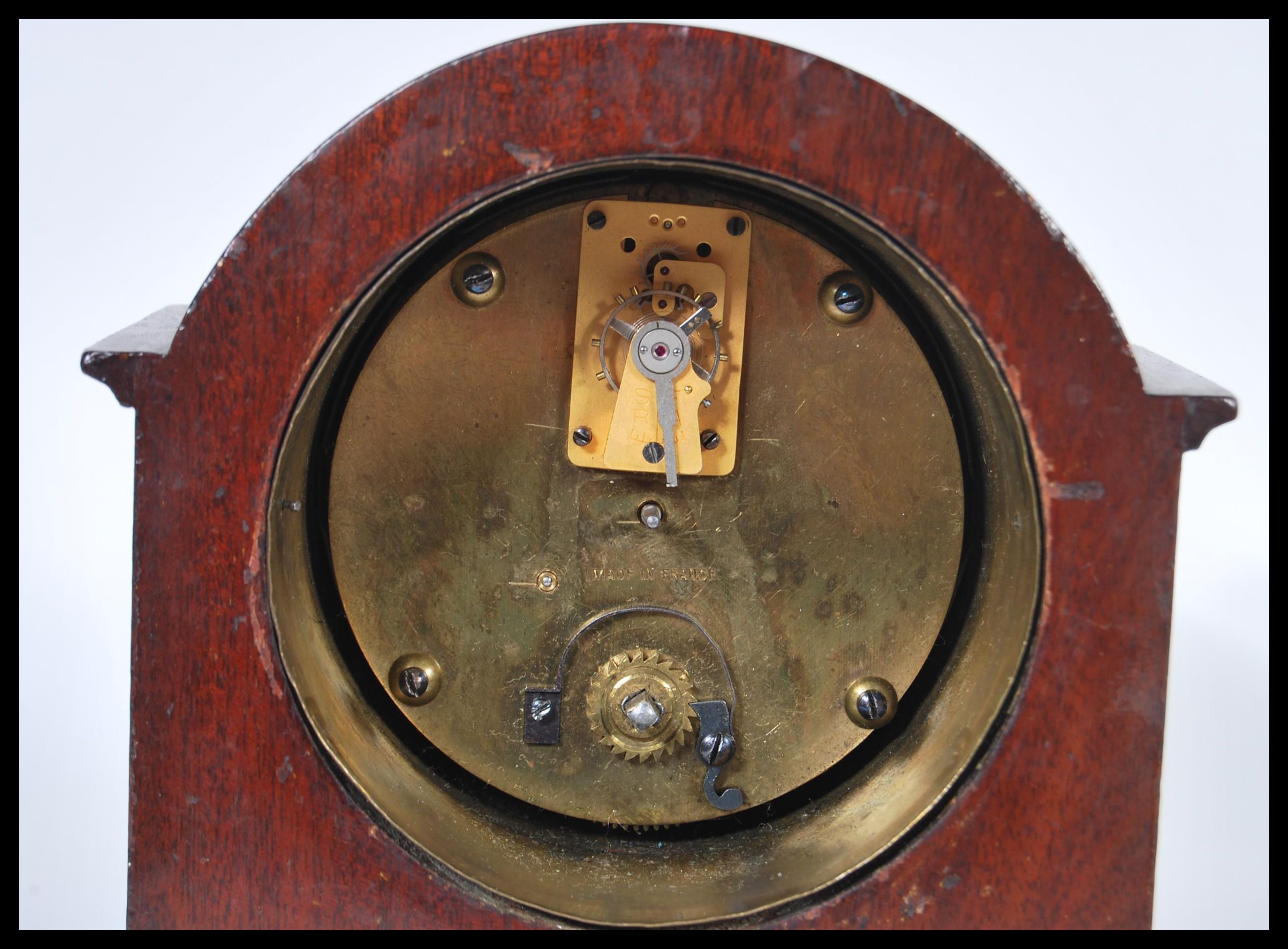 A 20th Century mantel clock having a mahogany case of domed form with a round white enamelled - Image 3 of 3