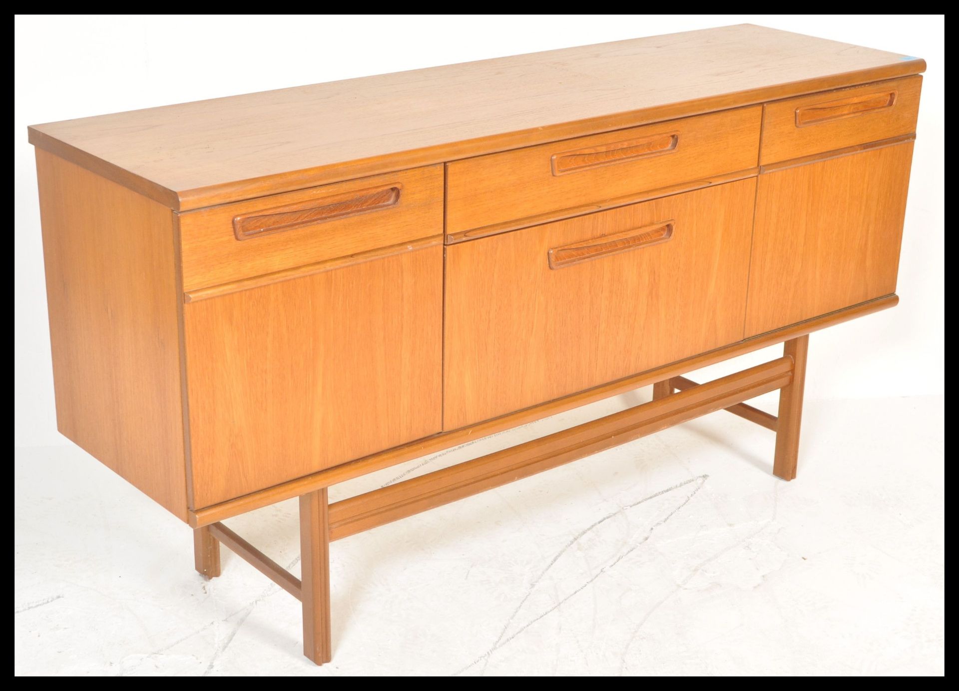 A retro 20th Century teak wood sideboard / credenza by Nathan,having a configuration of drawers - Bild 2 aus 5
