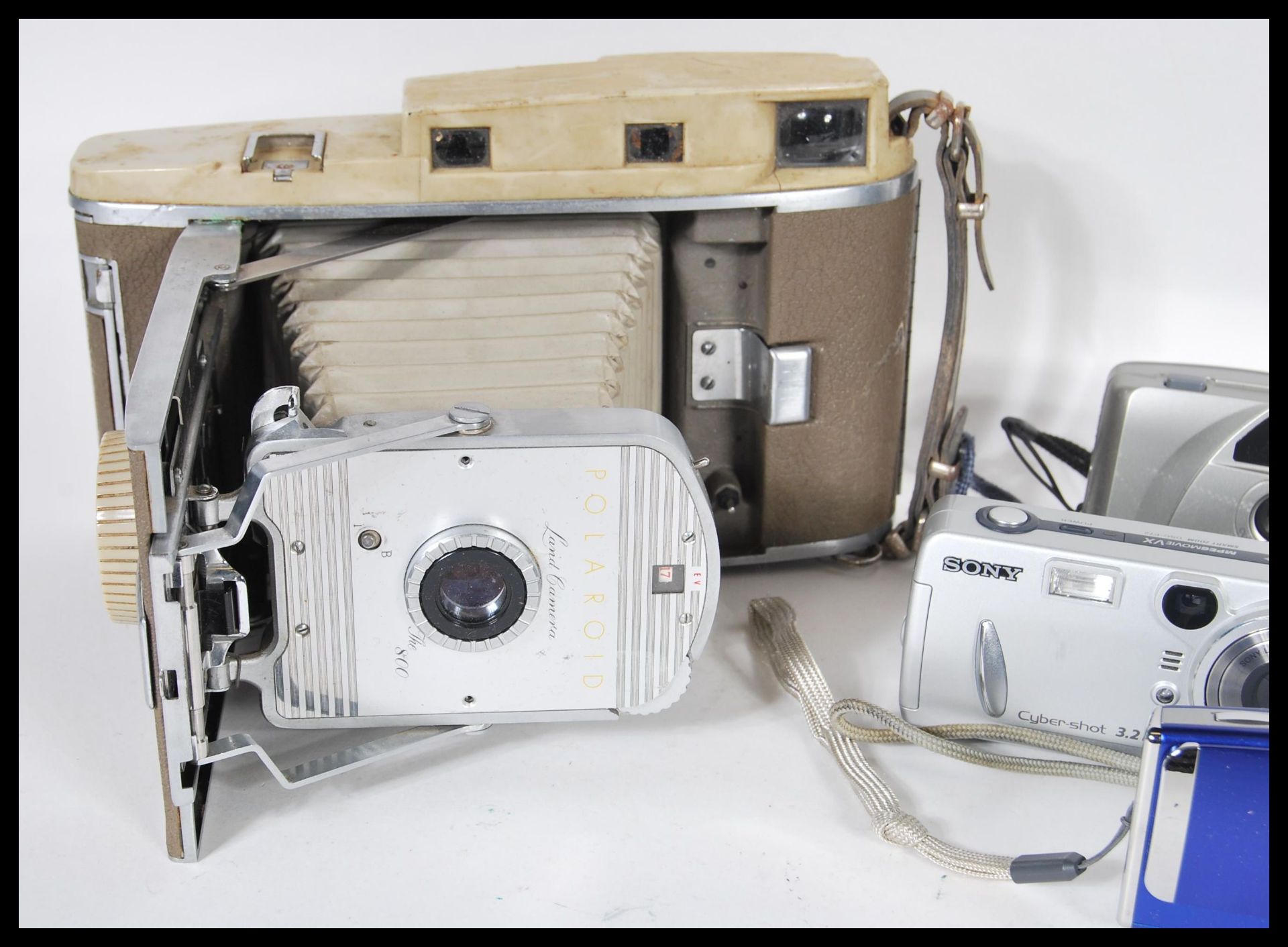 A collection of vintage and digital cameras to include a Polaroid 800 Land Camera, Kodak No2 - Bild 2 aus 5