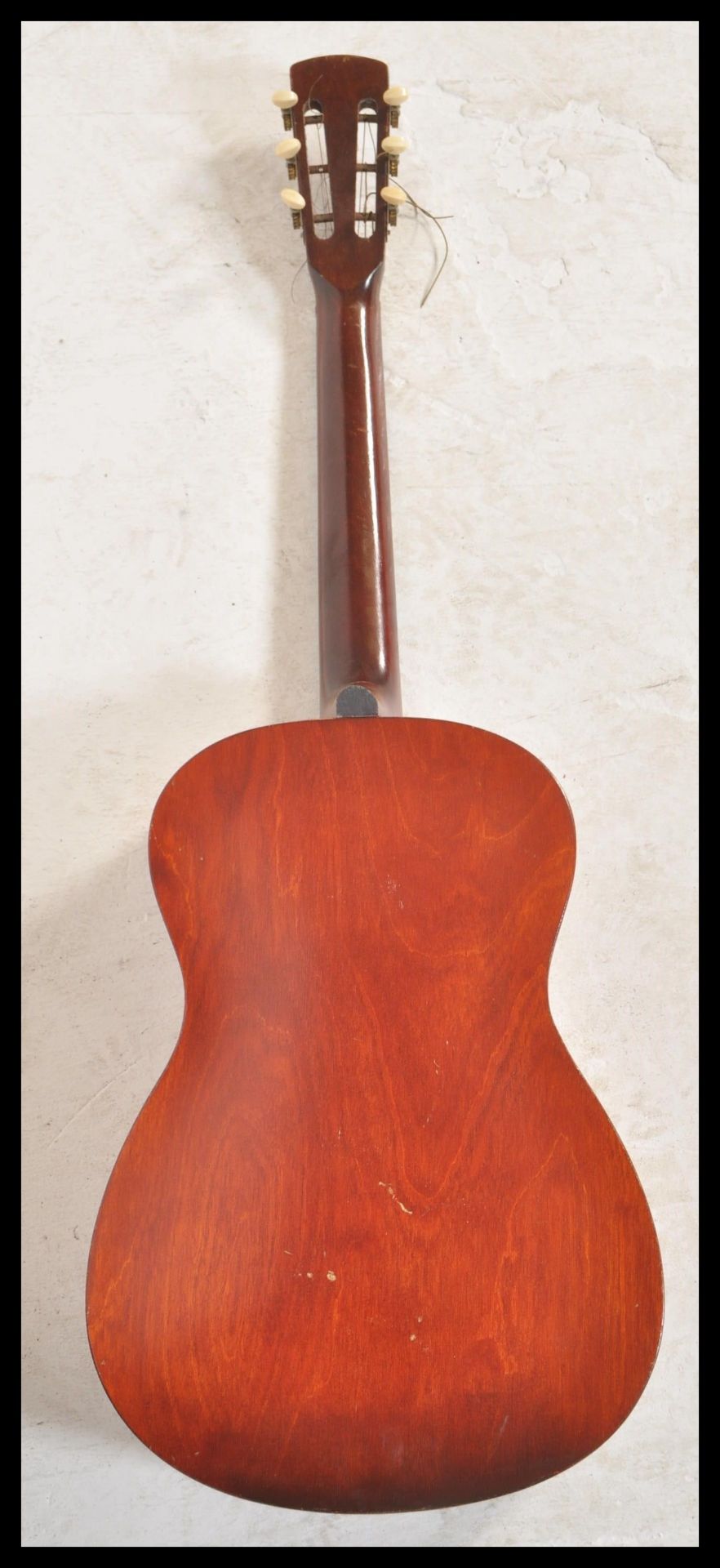 A vintage retro 20th Century Spanish acoustic six string guitar by Martin Callerti having a shaped - Bild 4 aus 4