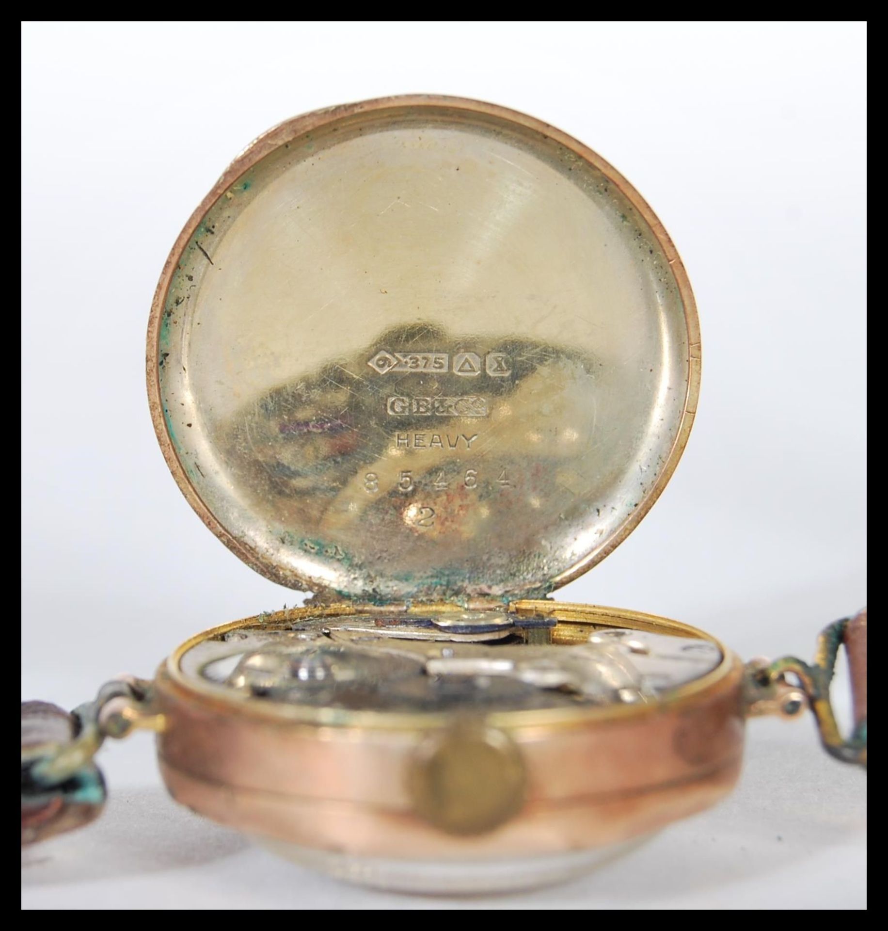 An early 20th Century Art Deco 9ct gold ladies wrist watch with a round face with a gilt dial, - Bild 6 aus 6