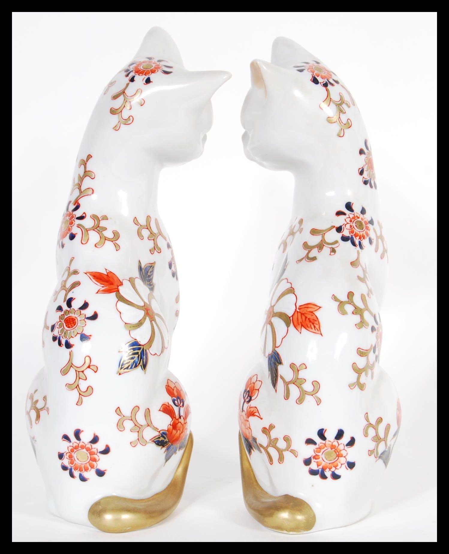 A pair of 20th Century collectable John Jenkins cats in the manner of Crown Derby. The cats modelled - Image 3 of 5