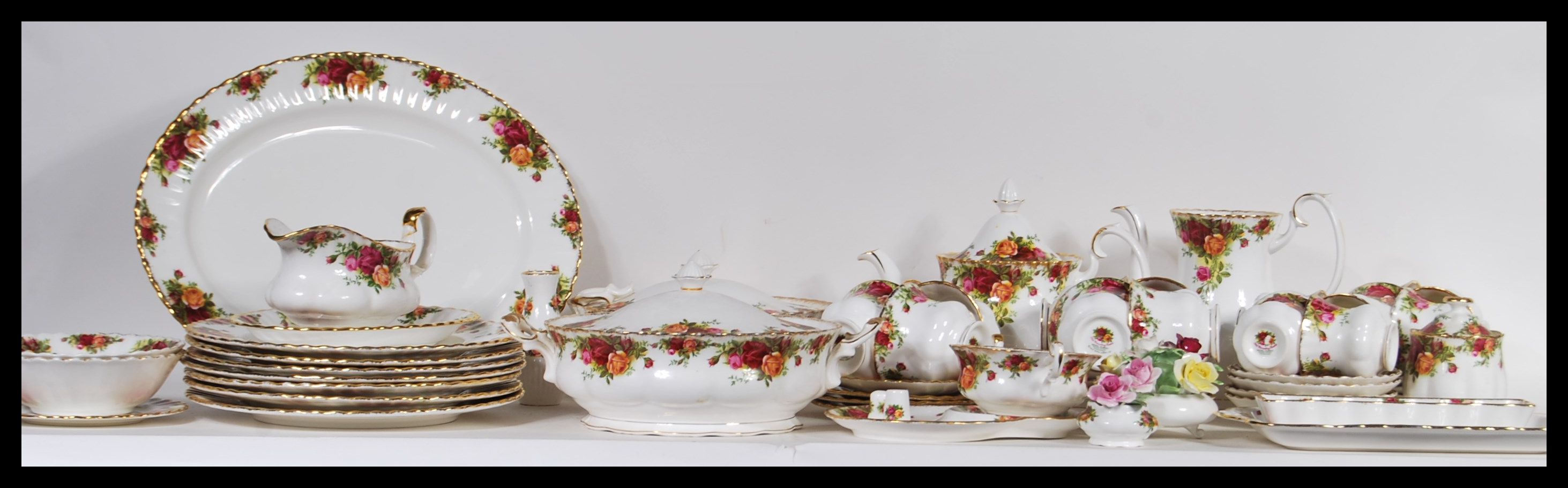 An extensive set of Royal Albert Old Country Roses pattern tea service including tea pot, cups and - Image 2 of 12