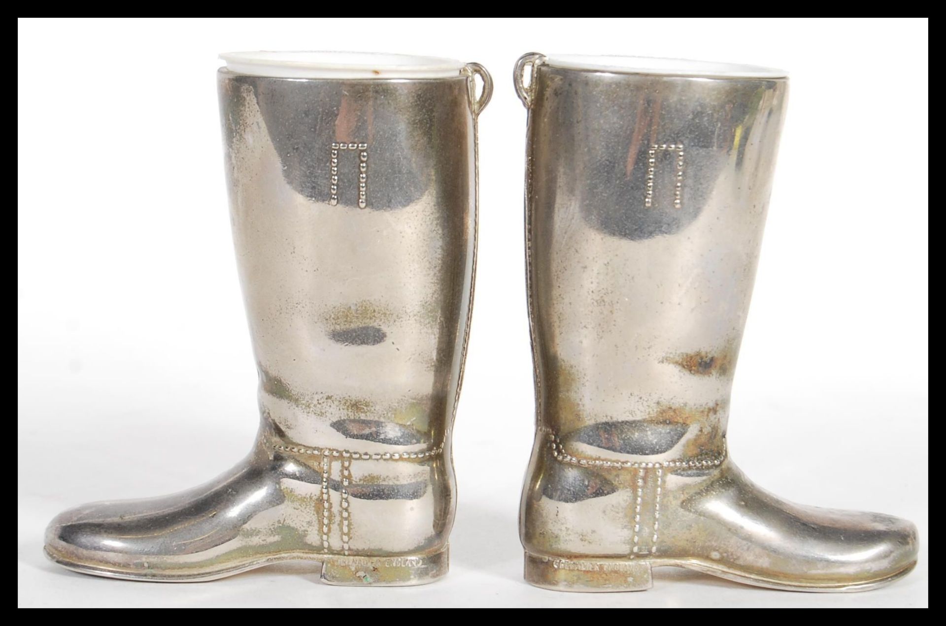 A pair of 20th century silver plated boot measures for spirits. Complete with the white inner - Bild 2 aus 4