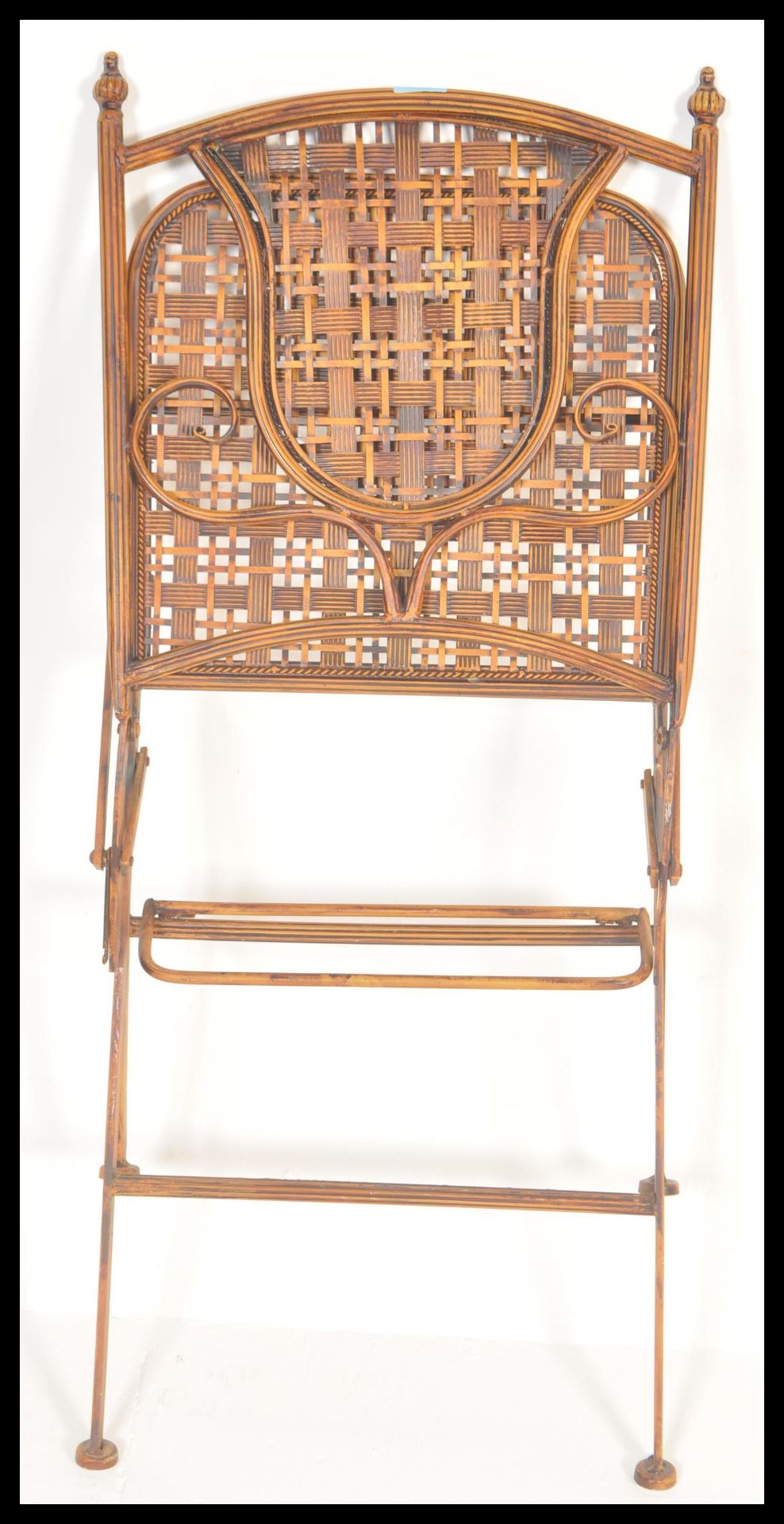 A 20th century country house style folding tennis umpires chair. The painted metal frame with - Bild 5 aus 5