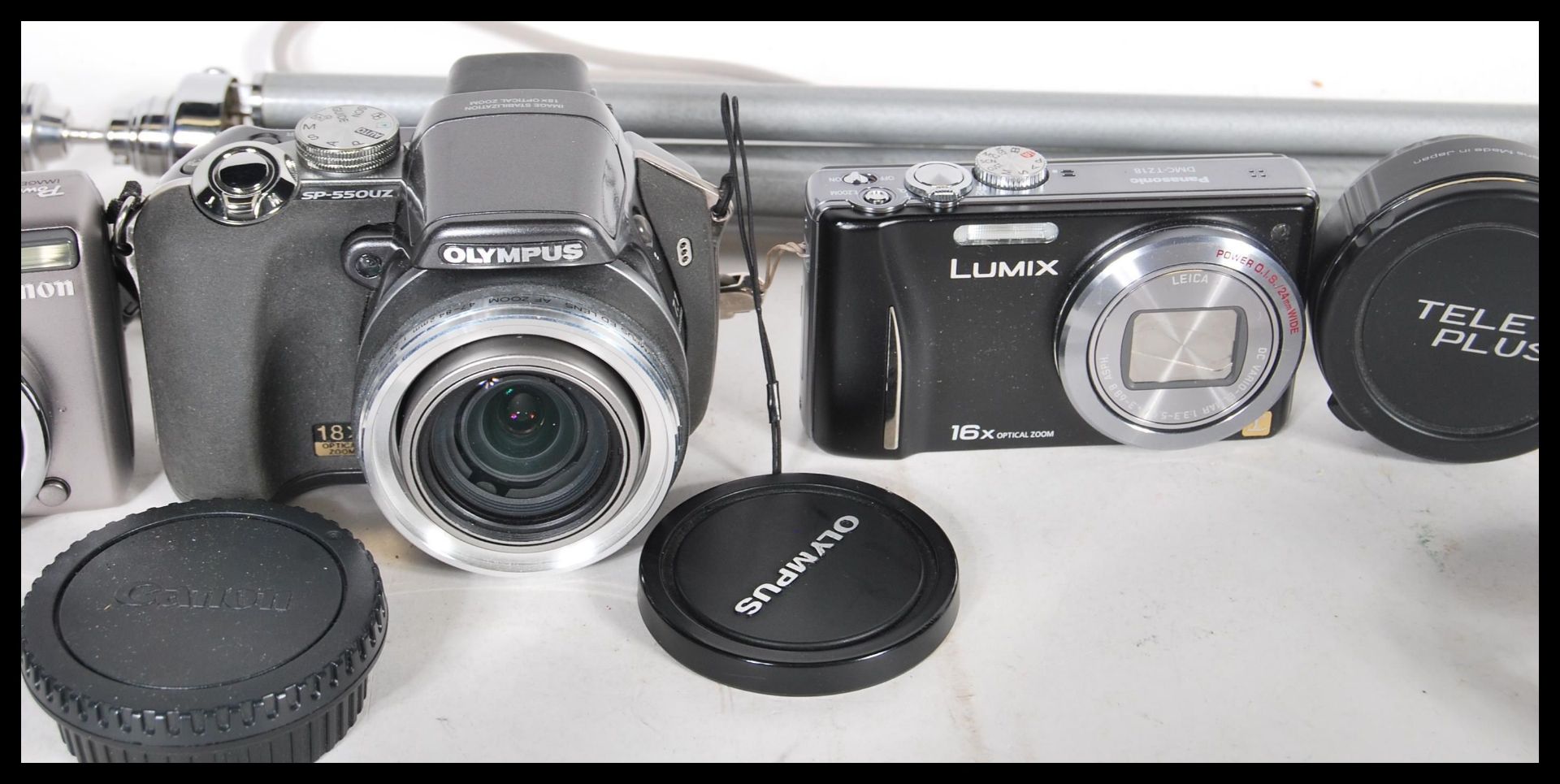 A collection of digital cameras to include an Olympus, Lumix cameras, accessories, Canon - Bild 4 aus 6