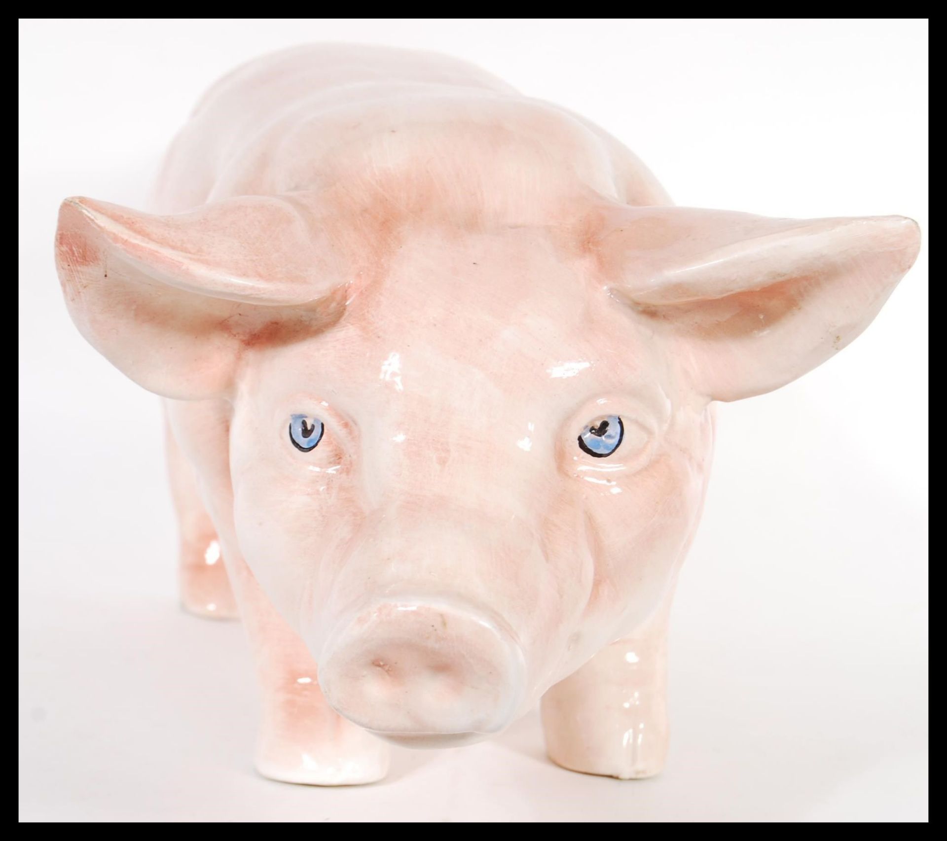 A large mid 20th Century butchers shop advertising point of sale ceramic pig, the pig on all fours - Bild 3 aus 4