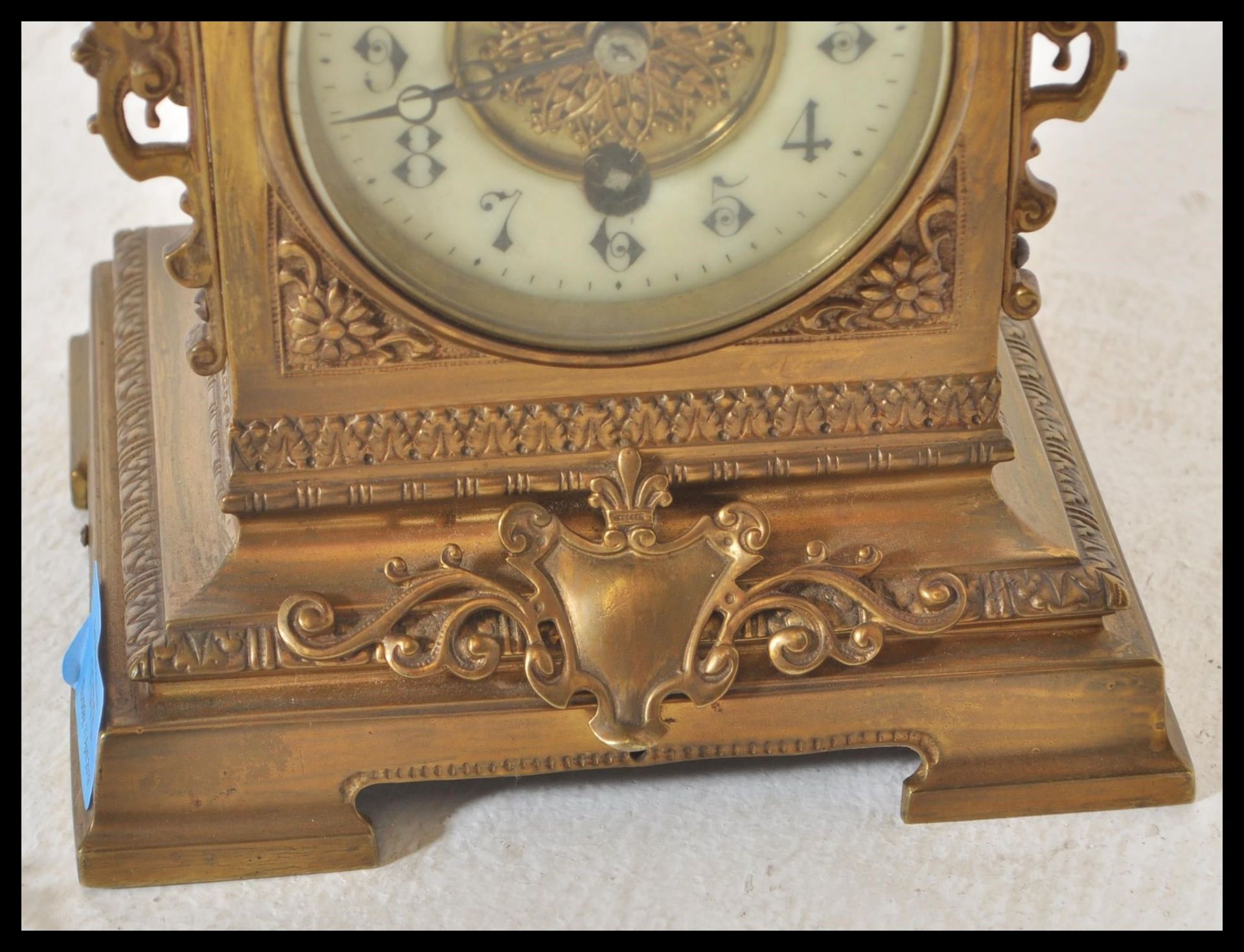 A 19th Century Victorian gilt brass mantel clock raised on a bracket base with armorial decoration - Bild 2 aus 6
