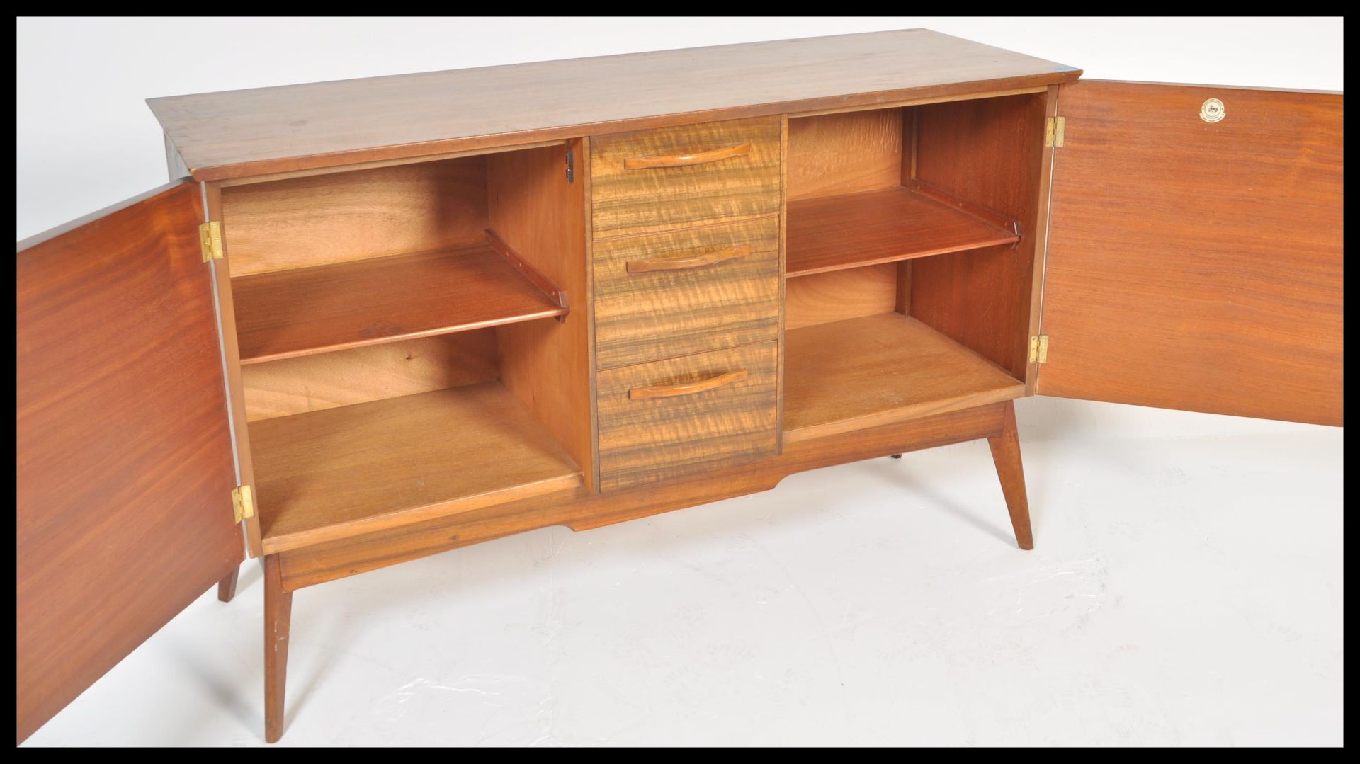 Alfred Cox - A  vintage 20th century oak sideboard credenza having a central bank of 3 drawers - Bild 6 aus 7