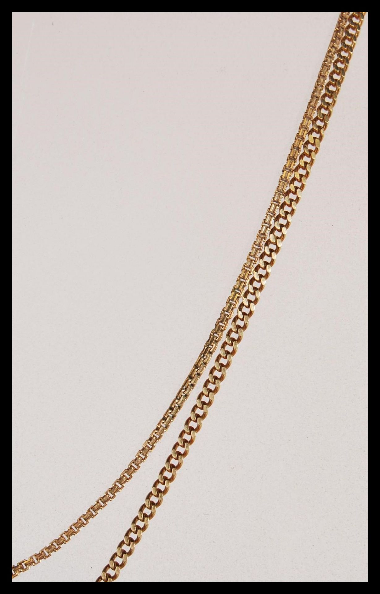 Two stamped 375 9ct gold necklace chains having spring ring clasps to include a box chain and a curb - Bild 2 aus 3