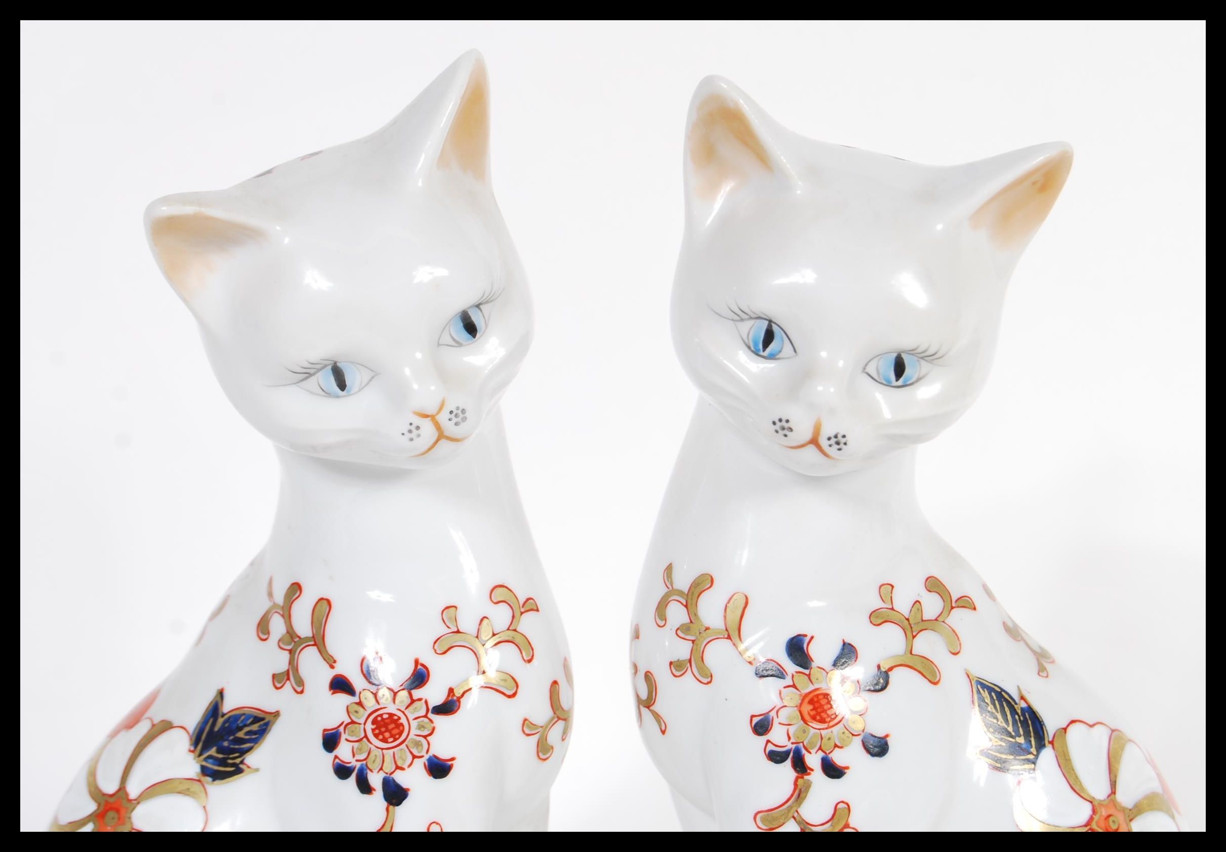 A pair of 20th Century collectable John Jenkins cats in the manner of Crown Derby. The cats modelled - Image 2 of 5