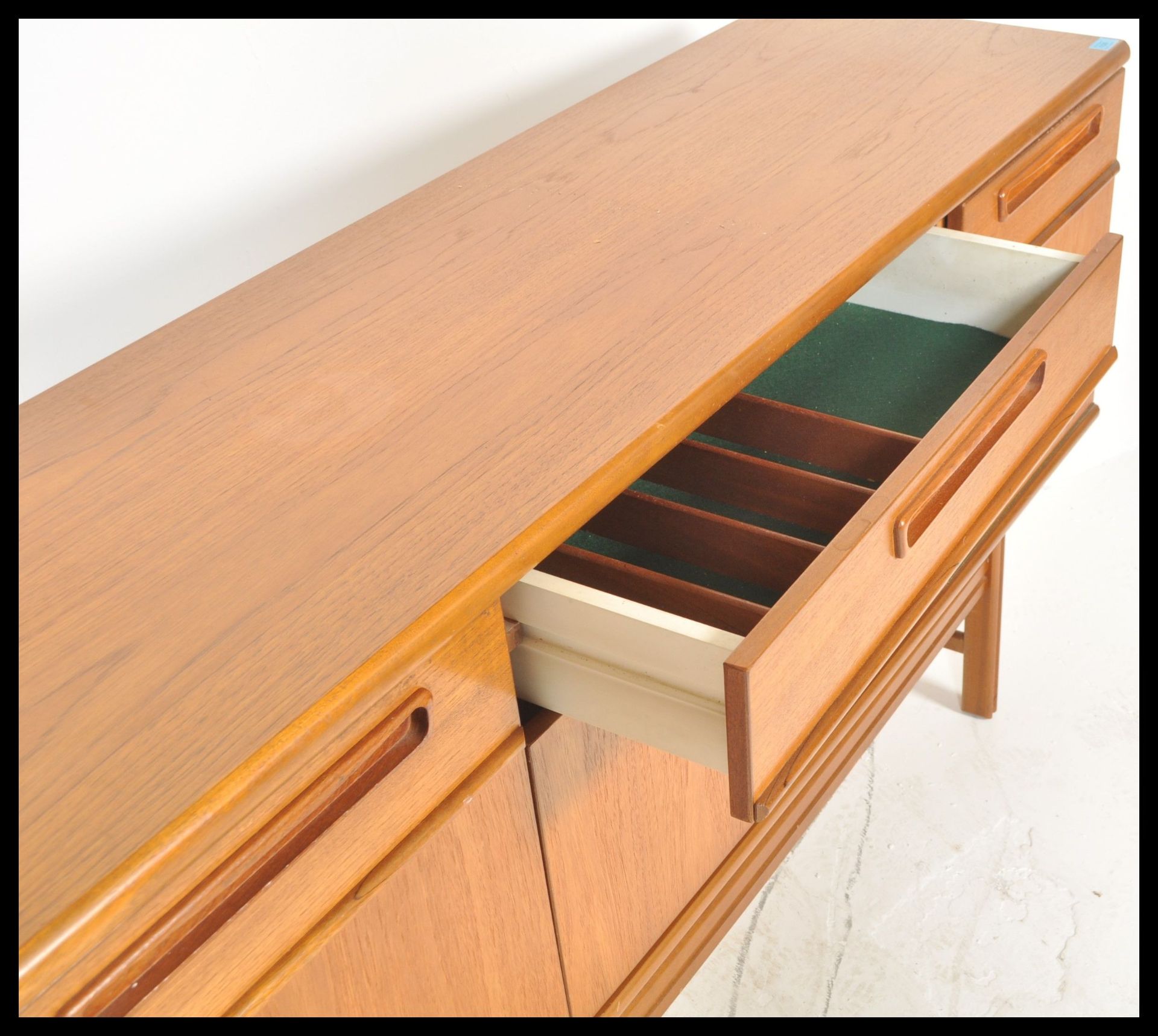 A retro 20th Century teak wood sideboard / credenza by Nathan,having a configuration of drawers - Bild 5 aus 5