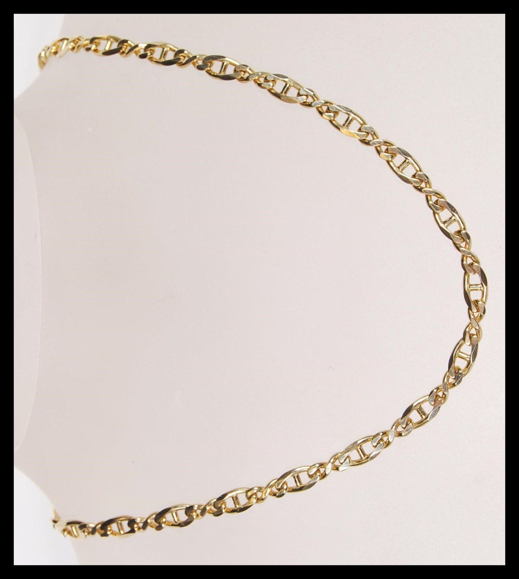 A hallmarked 9ct gold Italian curb link necklace chain having a lobster claw clasp. Weighs 18.6 - Bild 2 aus 4