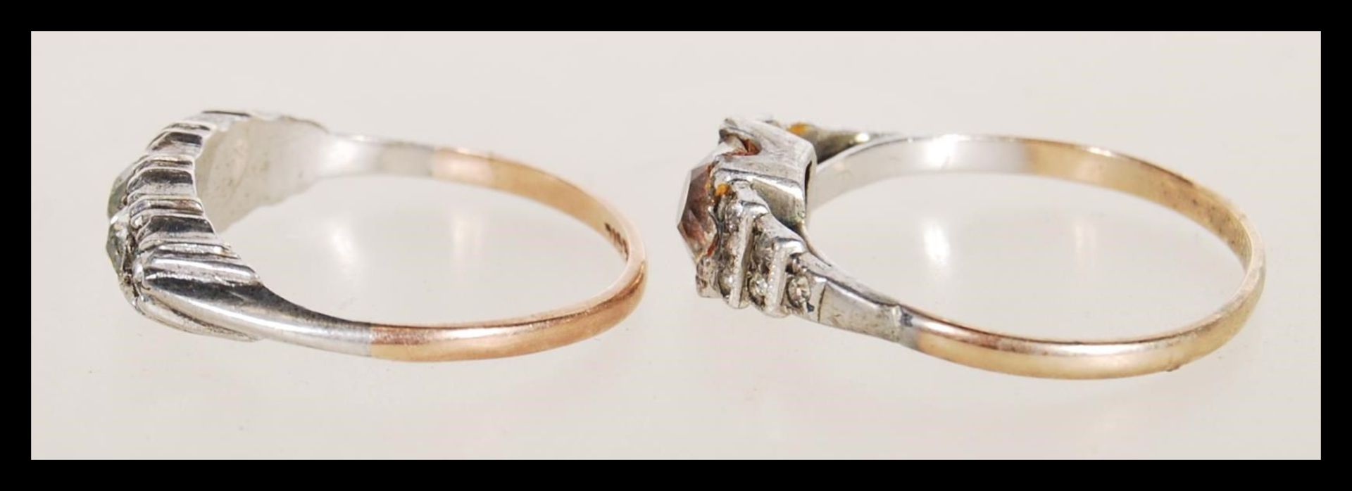 Two early 20th century Art Deco stamped 9ct gold and silver rings to include a gold ring set with - Bild 2 aus 5