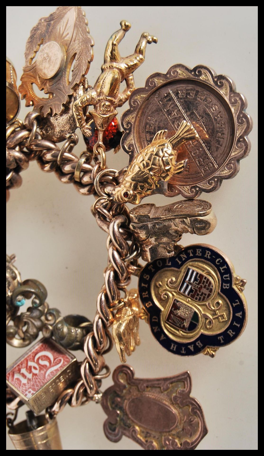 An early 20th Century stamped 9ct gold charm bracelet with a heart lock fastening, having a total of - Bild 3 aus 5