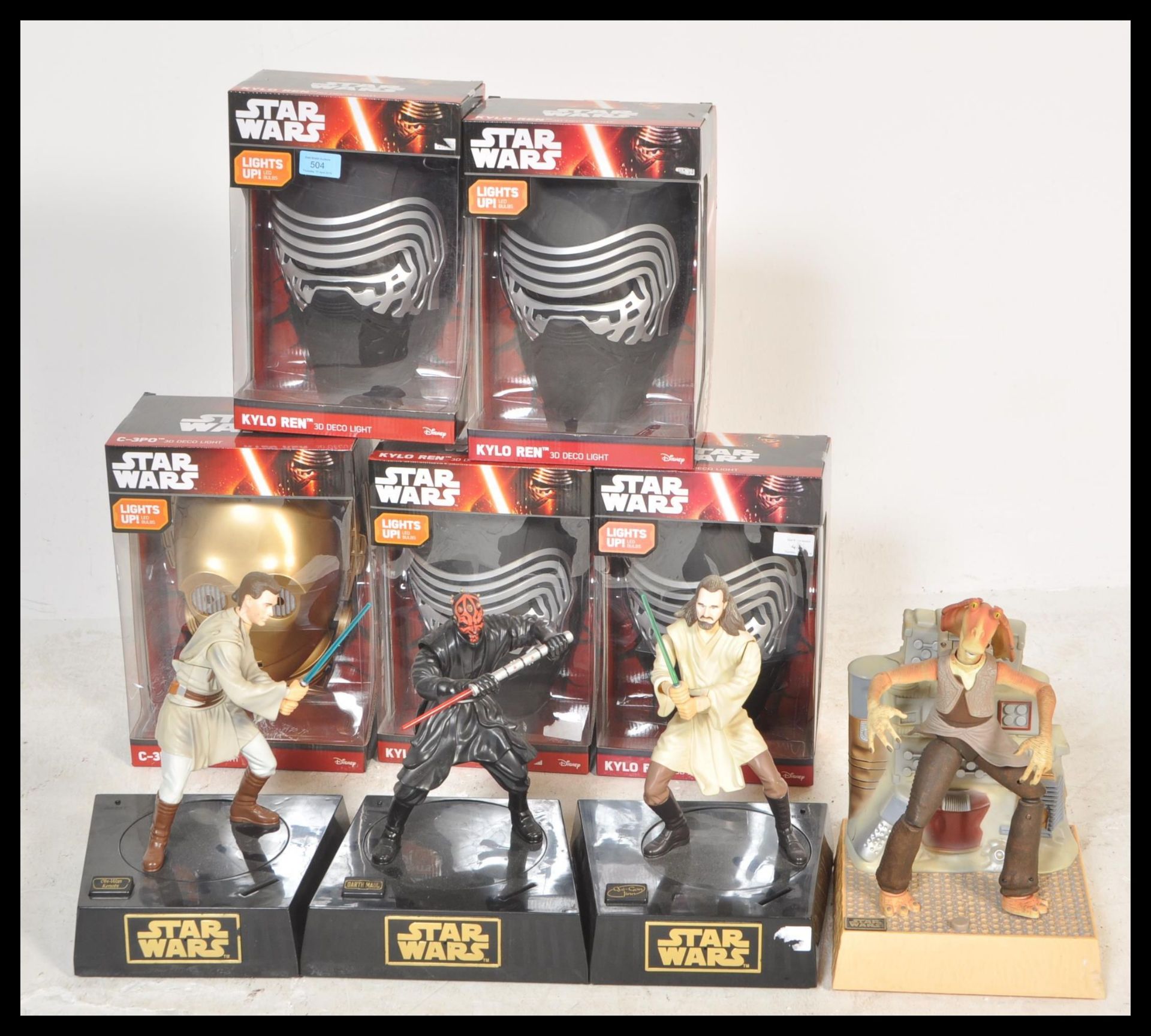 COLLECTION OF STAR WARS TOYS AND MERCHANDISE.